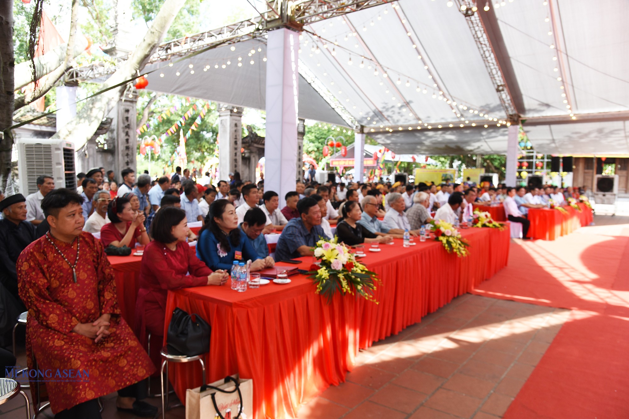 Các đại biểu, người dân và du khách đến dự lễ khai hội. Ảnh: Phùng Lâm Hòa.