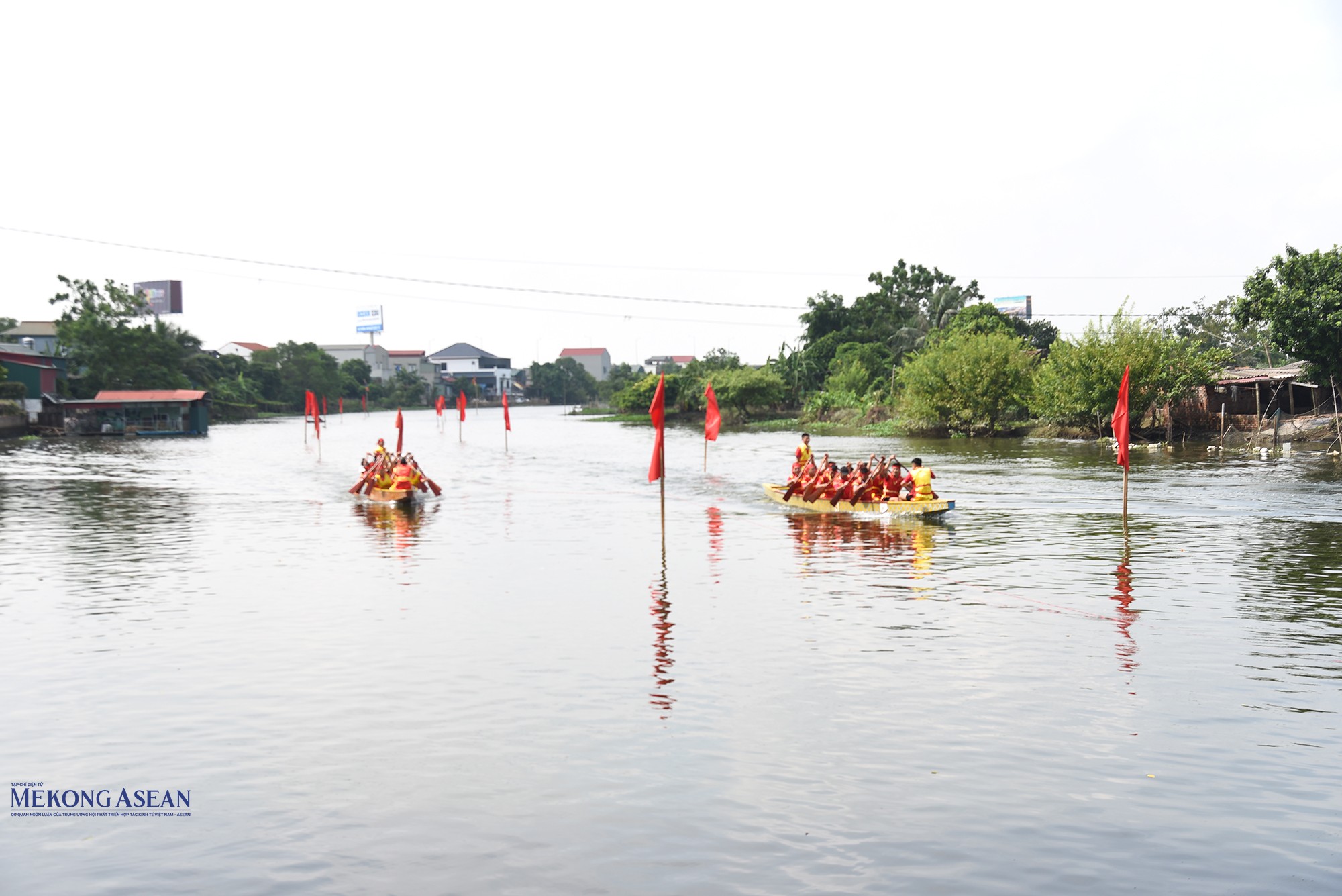Bơi chiềng truyền thống trên sông, bên cạnh đền Quát. Ảnh: Phùng Lâm Hòa.