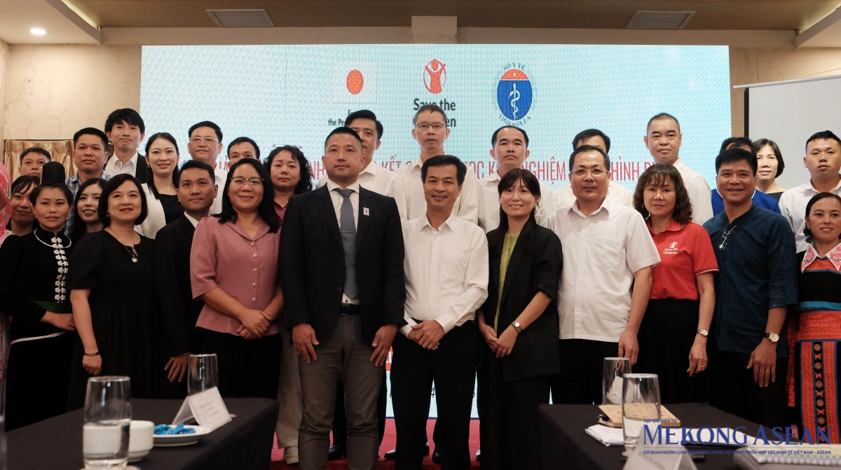 Đại diện Đại sứ quán Nhật Bản tại Việt Nam, tổ chức Save the Children và đại diện các địa phương tại Sơn La chụp ảnh kỷ niệm. Ảnh: Tùng Dương/Mekong ASEAN