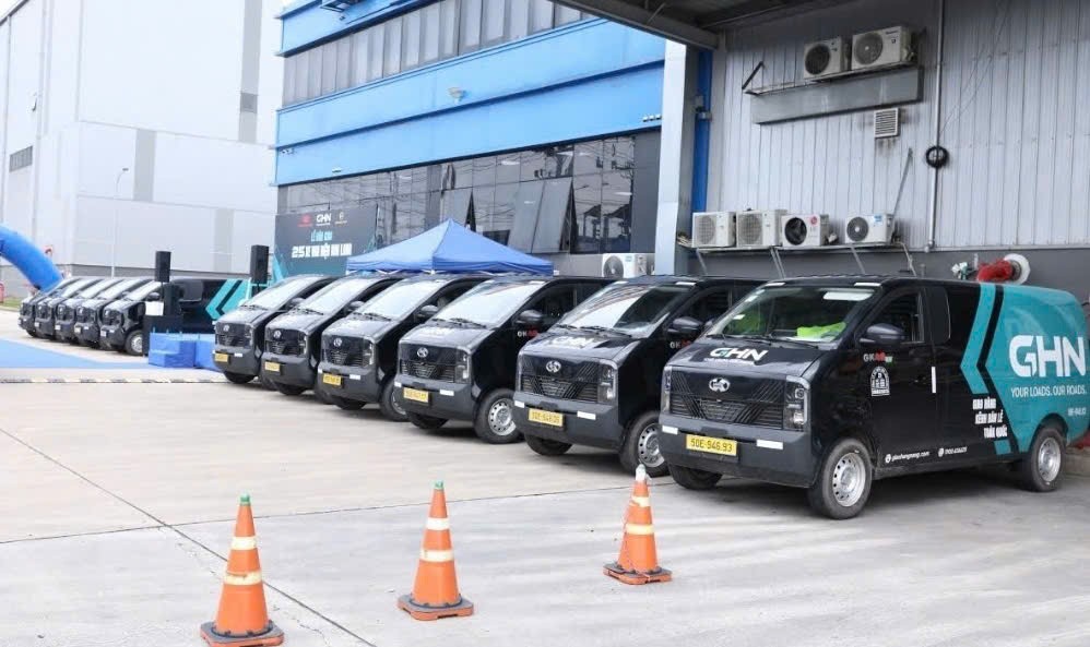 Kim Long Motor bàn giao 25 xe tải van điện cho Giao Hàng Nặng. Ảnh: GHN