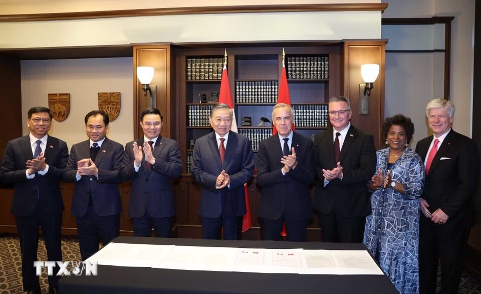 Tổng Bí thư, Chủ tịch nước Tô Lâm và Thủ tướng Canada Mark Carney chứng kiến các văn kiện hợp tác giữa 2 nước đã được ký kết. Ảnh: TTXVN.