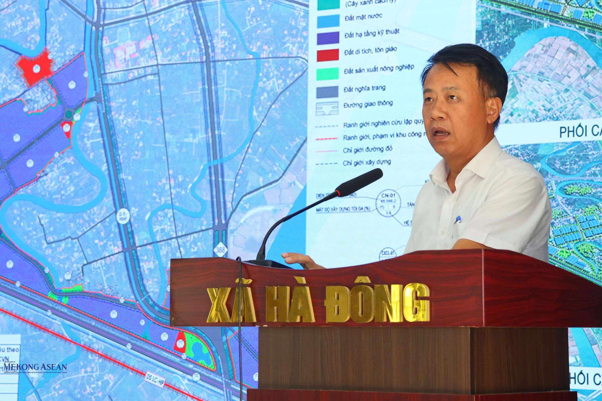 Ông Vũ Đức Hạnh, Bí thư Đảng ủy, Chủ tịch HĐND xã Hà Đông phát biểu tại hội nghị. Ảnh: Hà Lương.