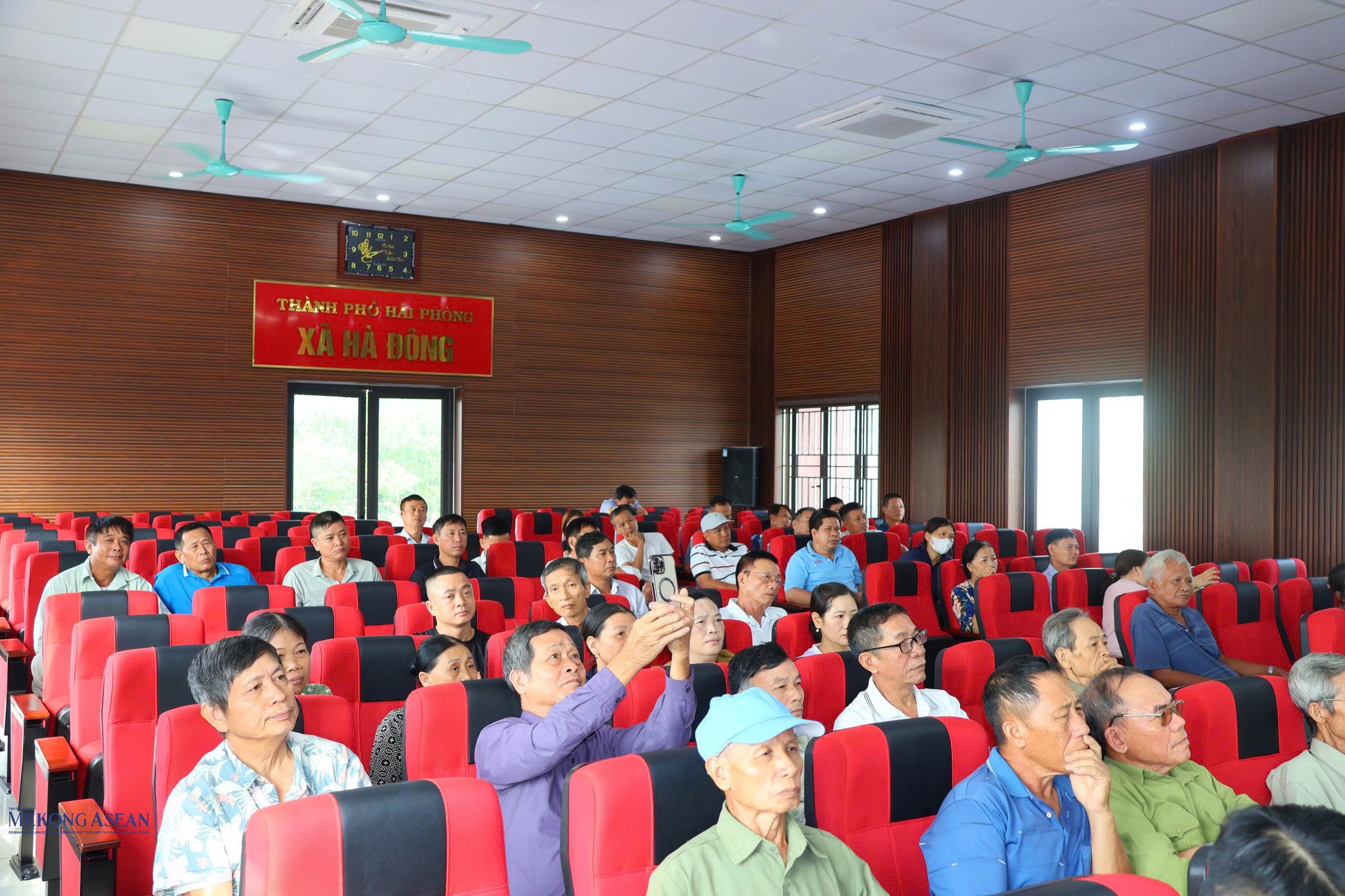 Các đại biểu và và đại diện các hộ dân liên quan đến dự án dự hội nghị. Ảnh: Hà Lương.