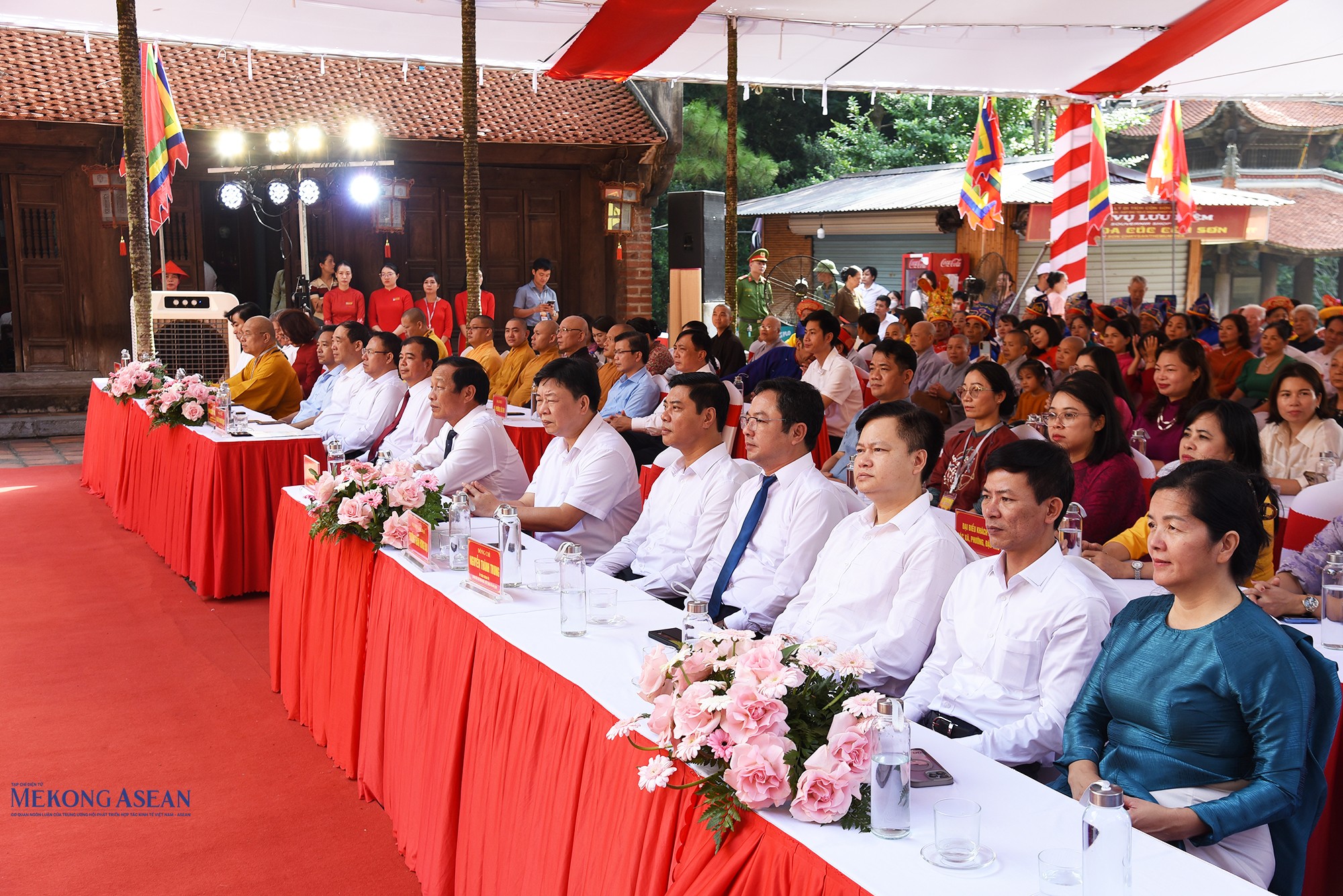 Lãnh đạo thành phố Hải Phòng, các đại biểu, người dân và du khách dự lễ tưởng niệm. Ảnh: Phùng Nguyện.