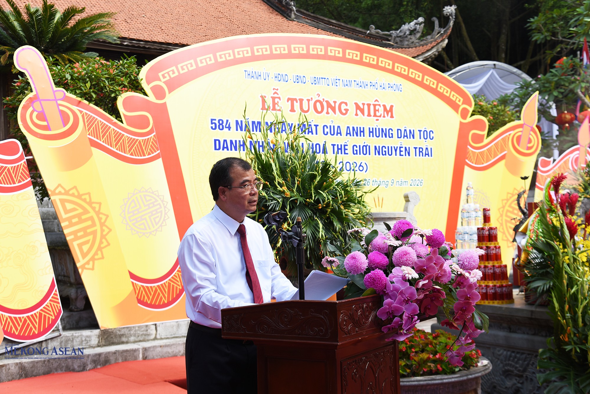 Ông Nguyễn Minh Hùng, Phó Chủ tịch UBND thành phố Hải Phòng, Trưởng Ban tổ chức Lễ hội Côn Sơn, Kiếp Bạc - mùa Thu năm 2026 đọc diễn văn tại lễ tưởng niệm. Ảnh: Phùng Nguyện.