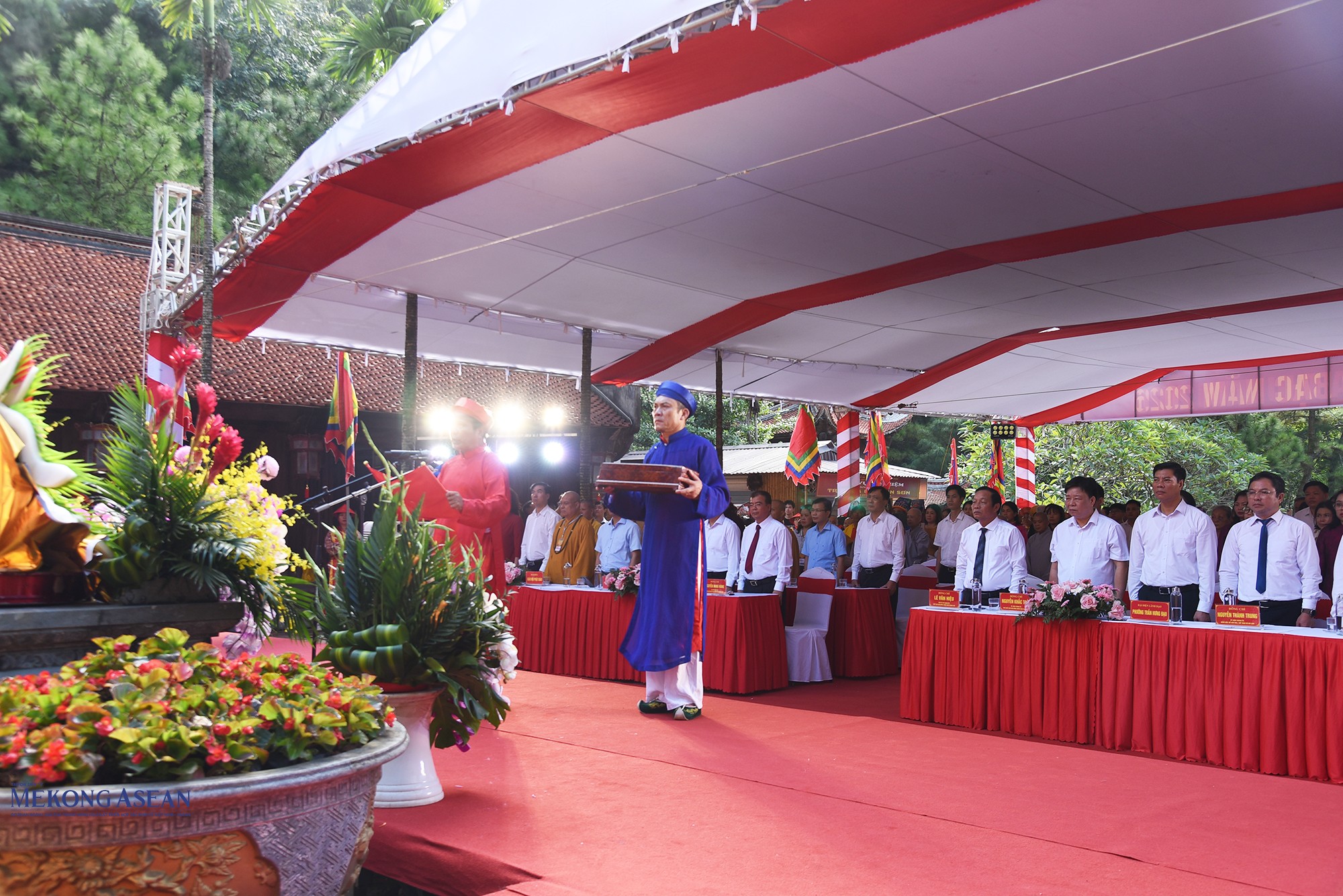 Tuyên đọc văn tế anh hùng dân tộc, danh nhân văn hóa thế giới Nguyễn Trãi. Ảnh: Phùng Nguyện.