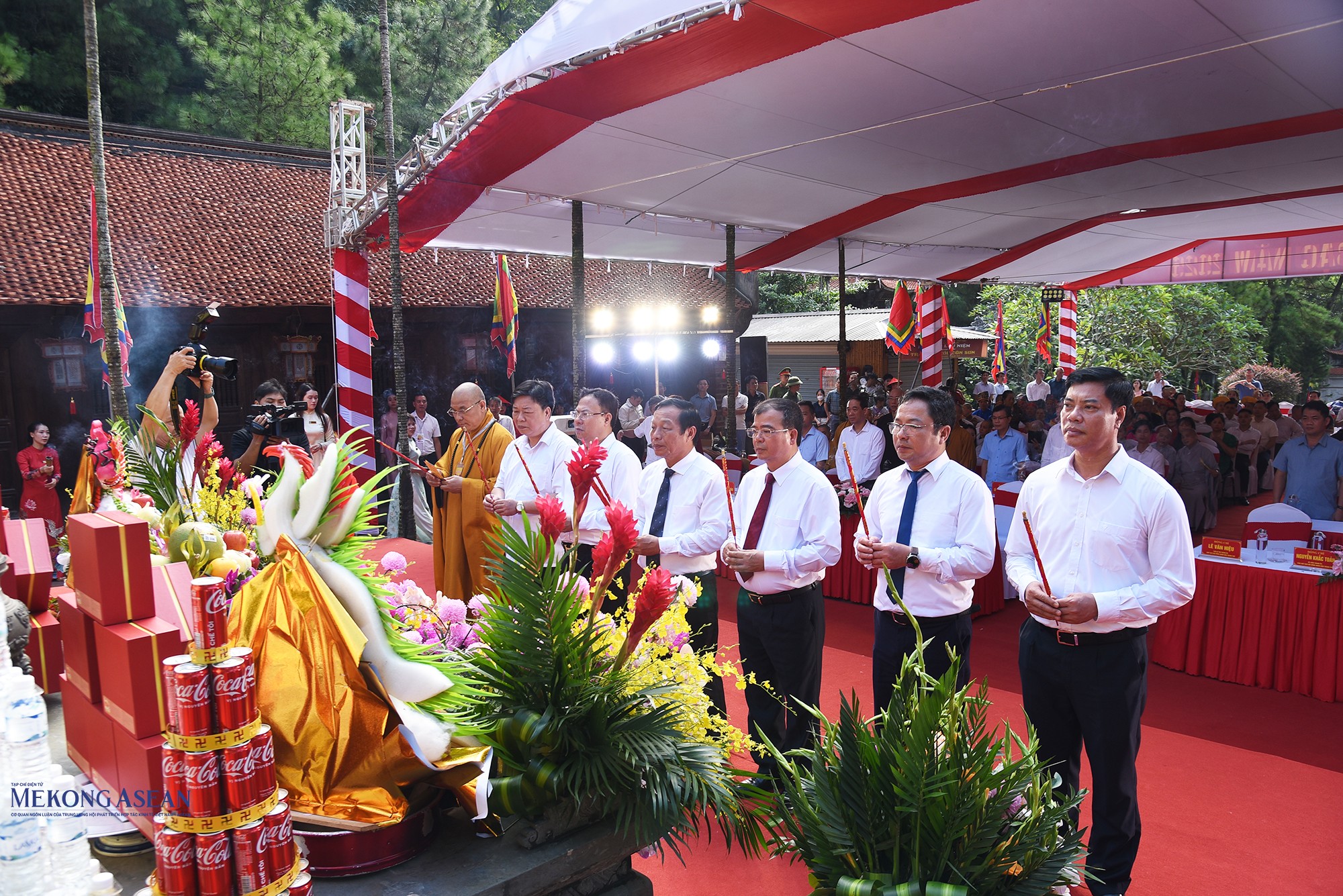 Lãnh đạo thành phố Hải Phòng và các đại biểu dâng hương. Ảnh: Phùng Nguyện.