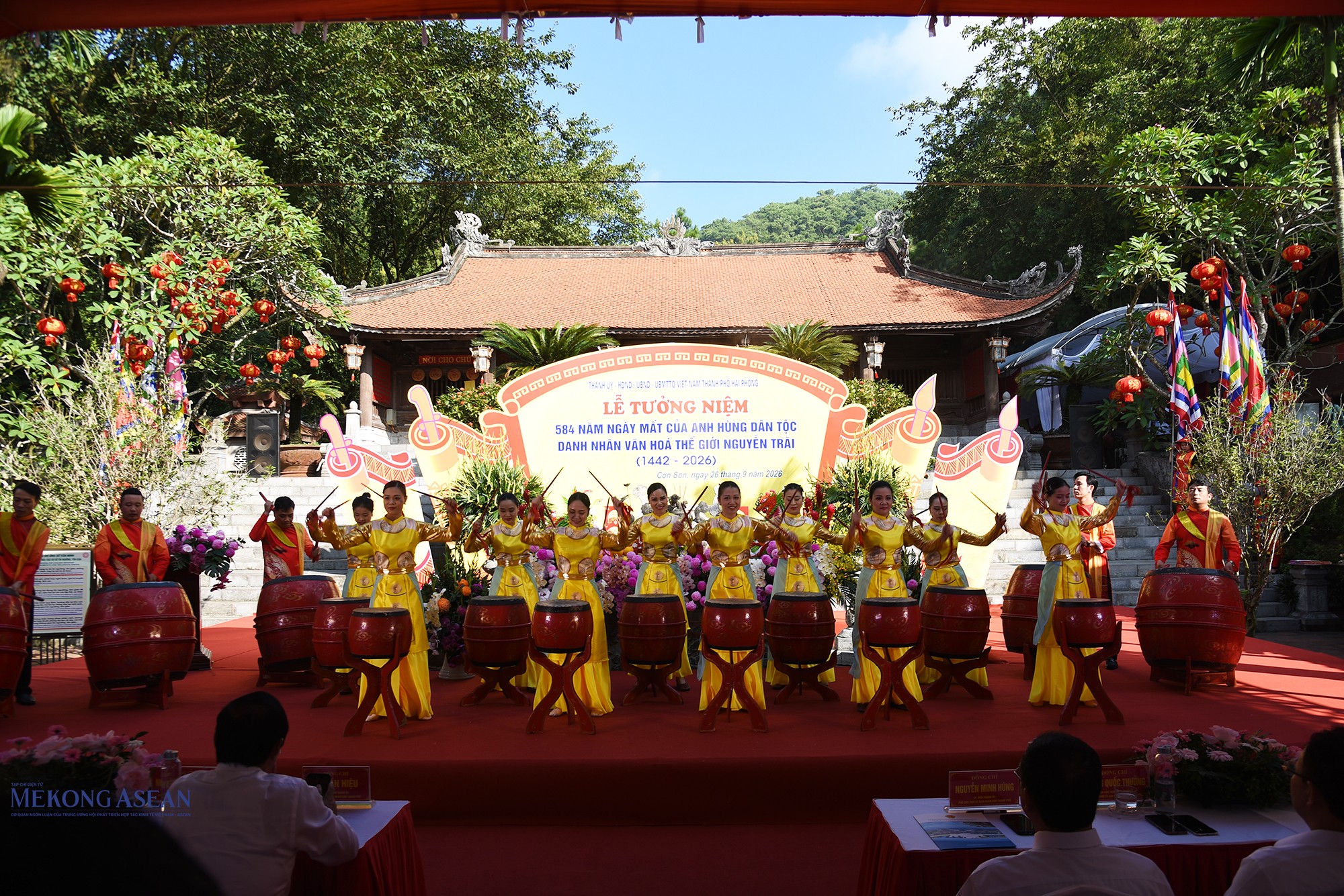 Một tiết mục văn nghệ tại lễ tưởng niệm. Ảnh: Phùng Nguyện.