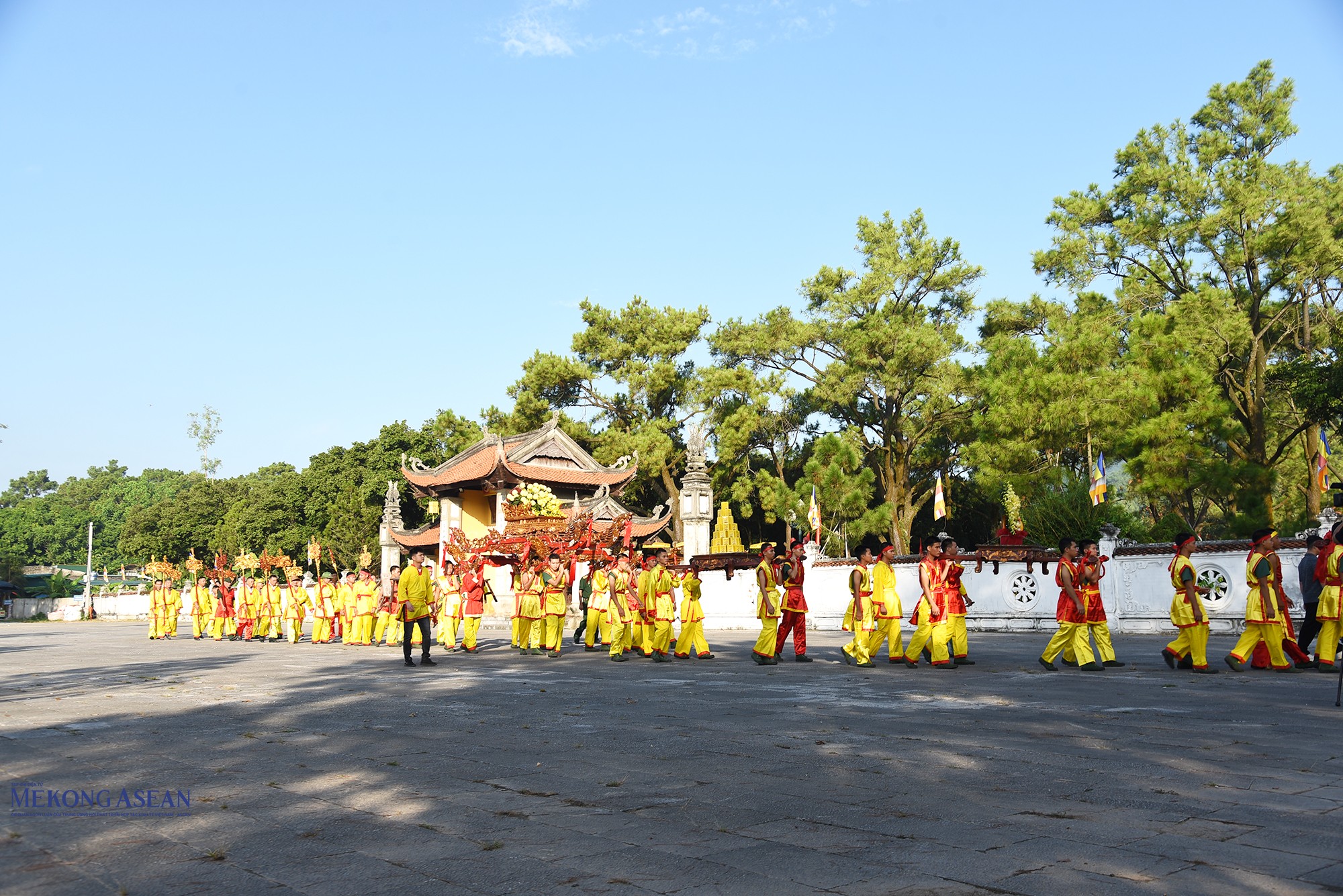 Trước đó đã diễn ra lễ rước bộ từ chùa Côn Sơn đến đền Nguyễn Trãi. Ảnh: Phùng Nguyện.
