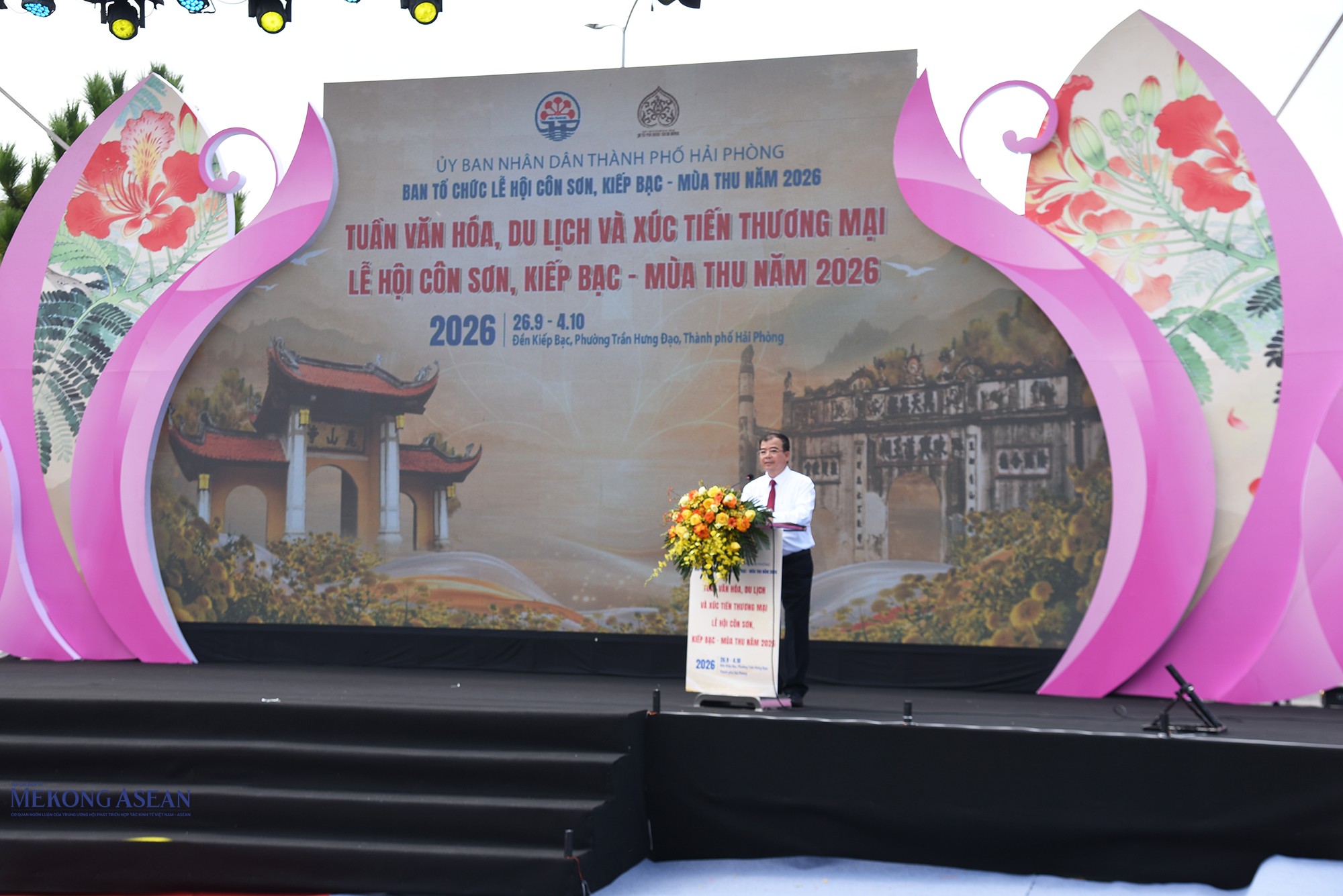 Ông Nguyễn Minh Hùng, Phó Chủ tịch UBND thành phố Hải Phòng, Trưởng Ban tổ chức Lễ hội Côn Sơn, Kiếp Bạc - mùa Thu năm 2026 phát biểu khai mạc sự kiện. Ảnh: Phùng Nguyện.
