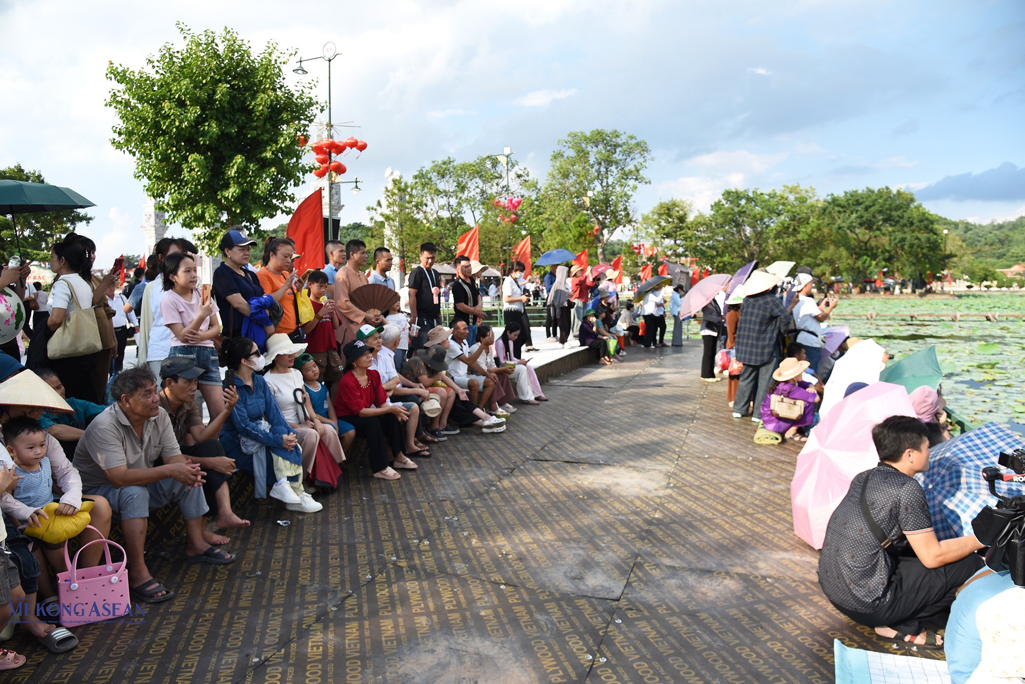 Đông đảo người dân và du khách đến xem và thưởng thức múa rối nước tại sân khấu nhà thủy đình hồ Kiếp Bạc thuộc di tích quốc gia đặc biệt, di sản văn hóa thế giới Kiếp Bạc, chiều 26/9/2026. Ảnh: Phùng Nguyện.