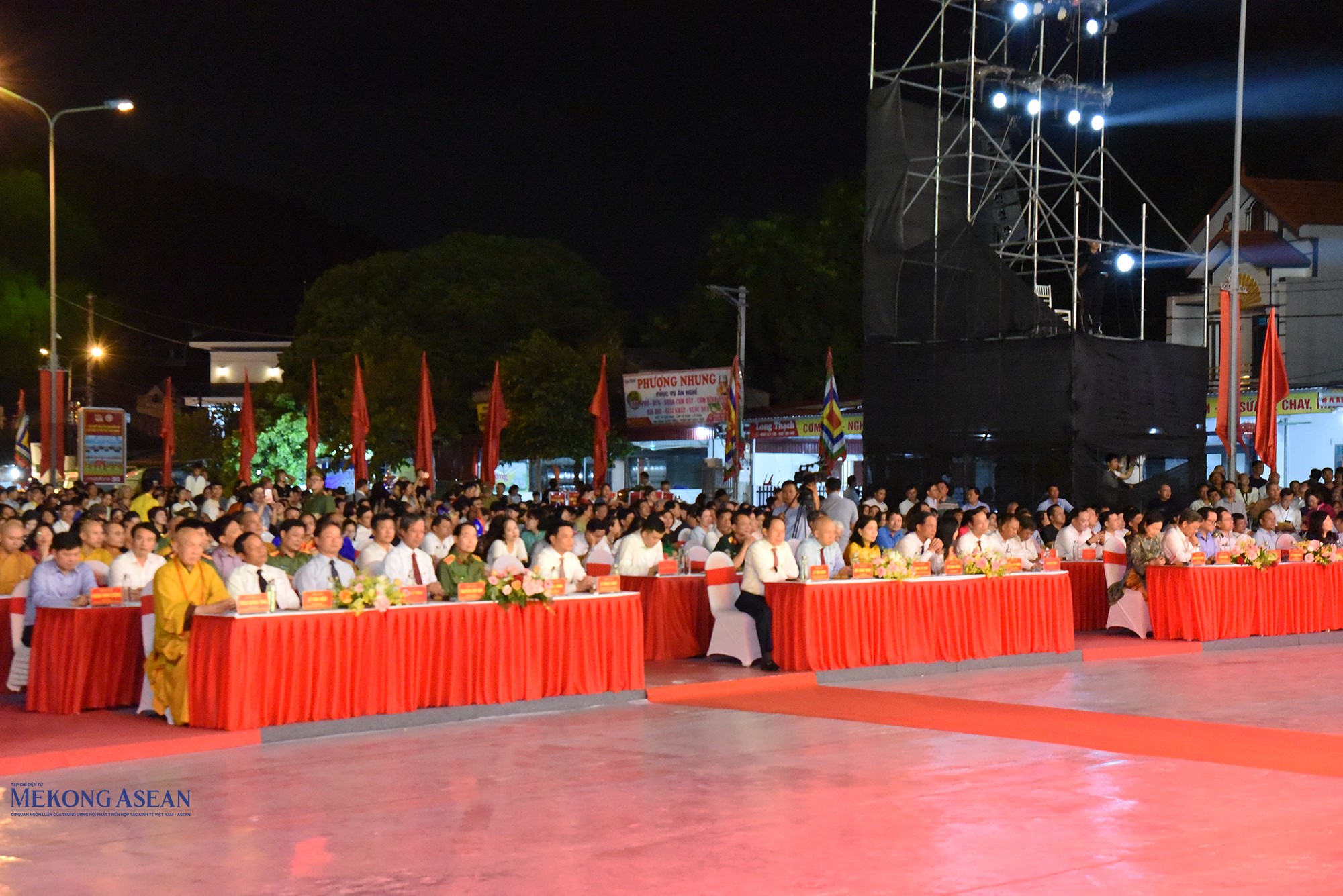 Phó Thủ tướng Chính phủ Lê Tiến Châu; lãnh đạo các ban, bộ, ngành Trung ương; lãnh đạo thành phố Hải Phòng và một số địa phương; các đại biểu dự lễ tưởng niệm và khai hội. Ảnh: Phùng Nguyện.