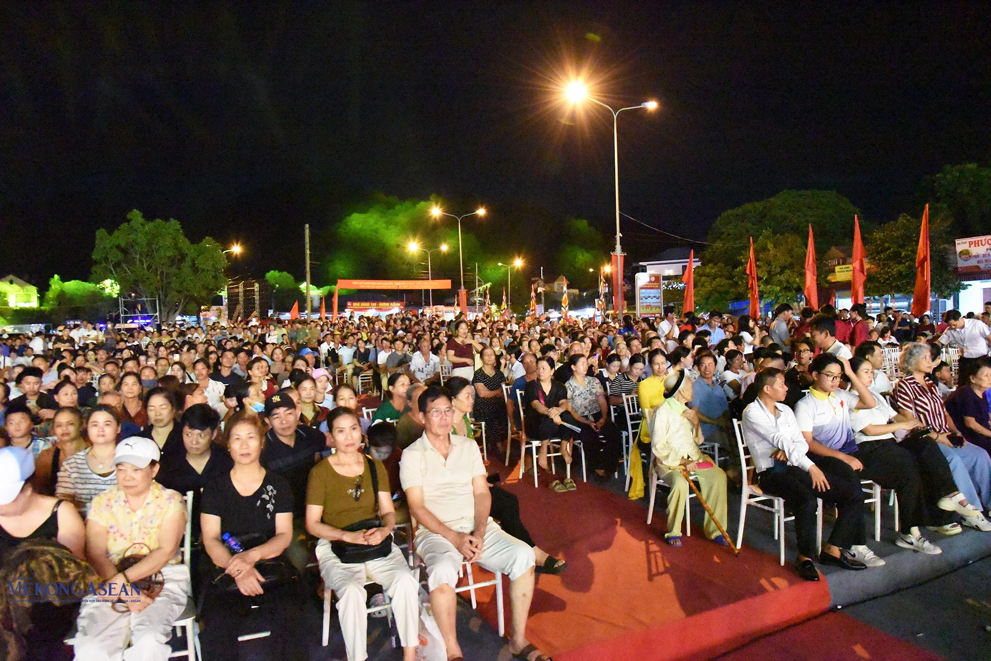 Đông đảo người dân và du khách dự lễ tưởng niệm và khai hội. Ảnh: Phùng Nguyện.