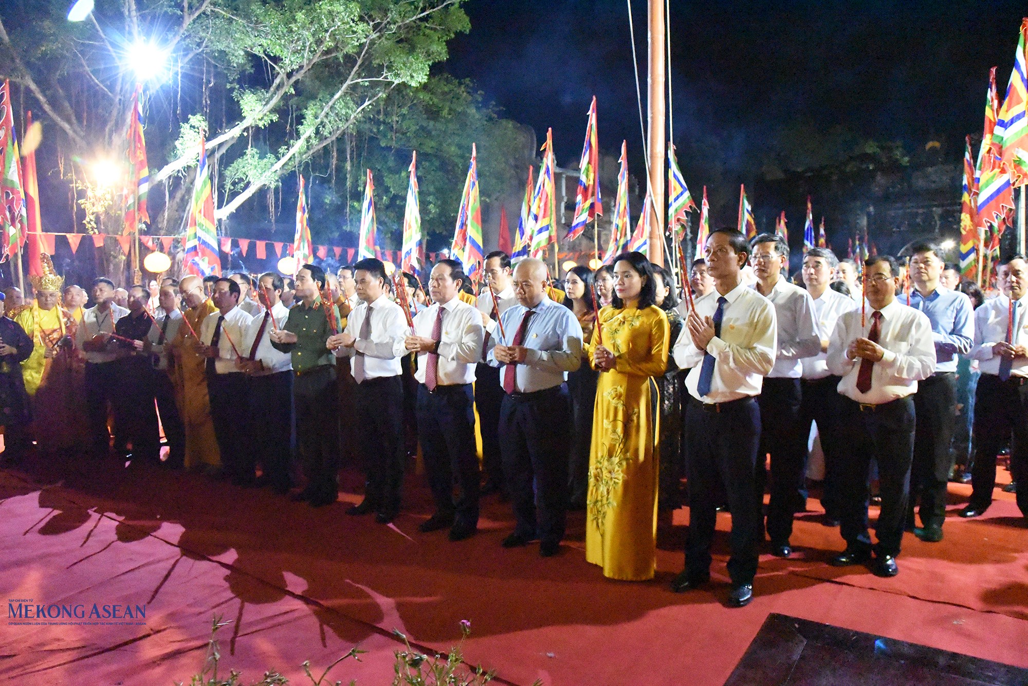 Các đại biểu dâng hương tưởng niệm 726 năm ngày mất của anh hùng dân tộc Trần Hưng Đạo. Ảnh: Phùng Nguyện.