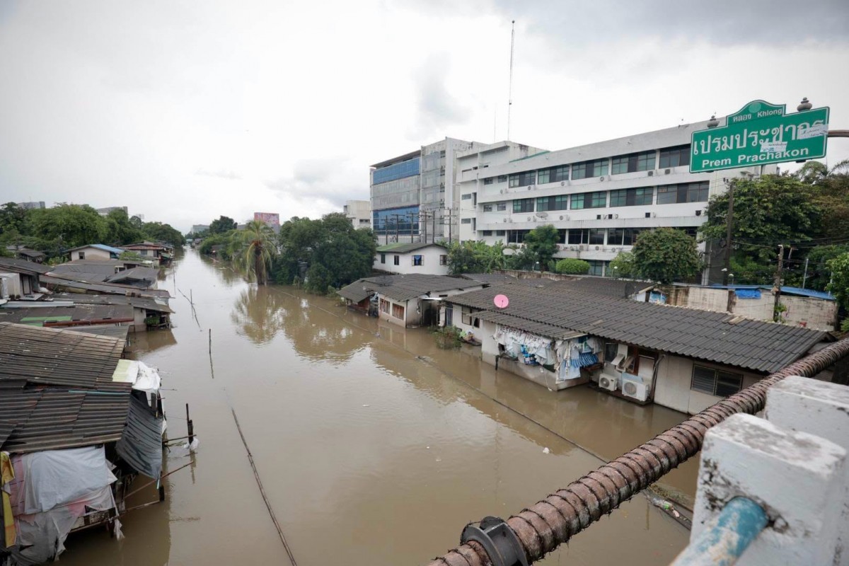 Một khu dân cư ven kênh Prem Prachakorn ở Bangkok bị ngập. Ảnh: Bộ Nội vụ Thái Lan