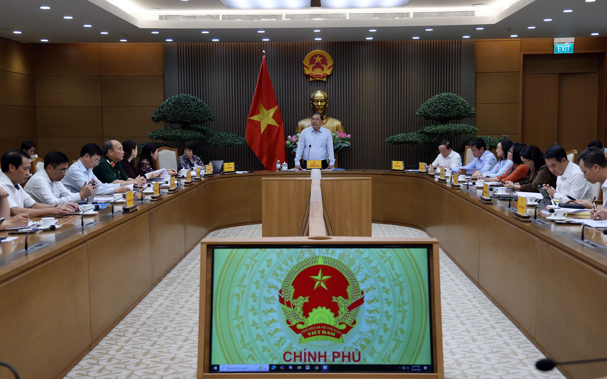 Phó Thủ tướng Thường trực Phạm Gia Túc chủ trì cuộc họp về Đề án thí điểm cơ chế, chính sách áp dụng cho Khu kinh tế cửa khẩu Mộc Bài và Đề án thí điểm xây dựng Khu hợp tác kinh tế qua biên giới tại Cửa khẩu quốc tế đường bộ Lào Cai. Ảnh: VGP.
