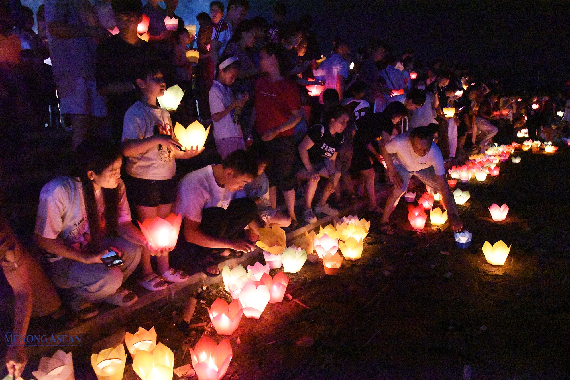 Những bông hoa đăng được mọi người thả xuống dòng sông Lục Đầu. Ảnh: Phùng Nguyện.