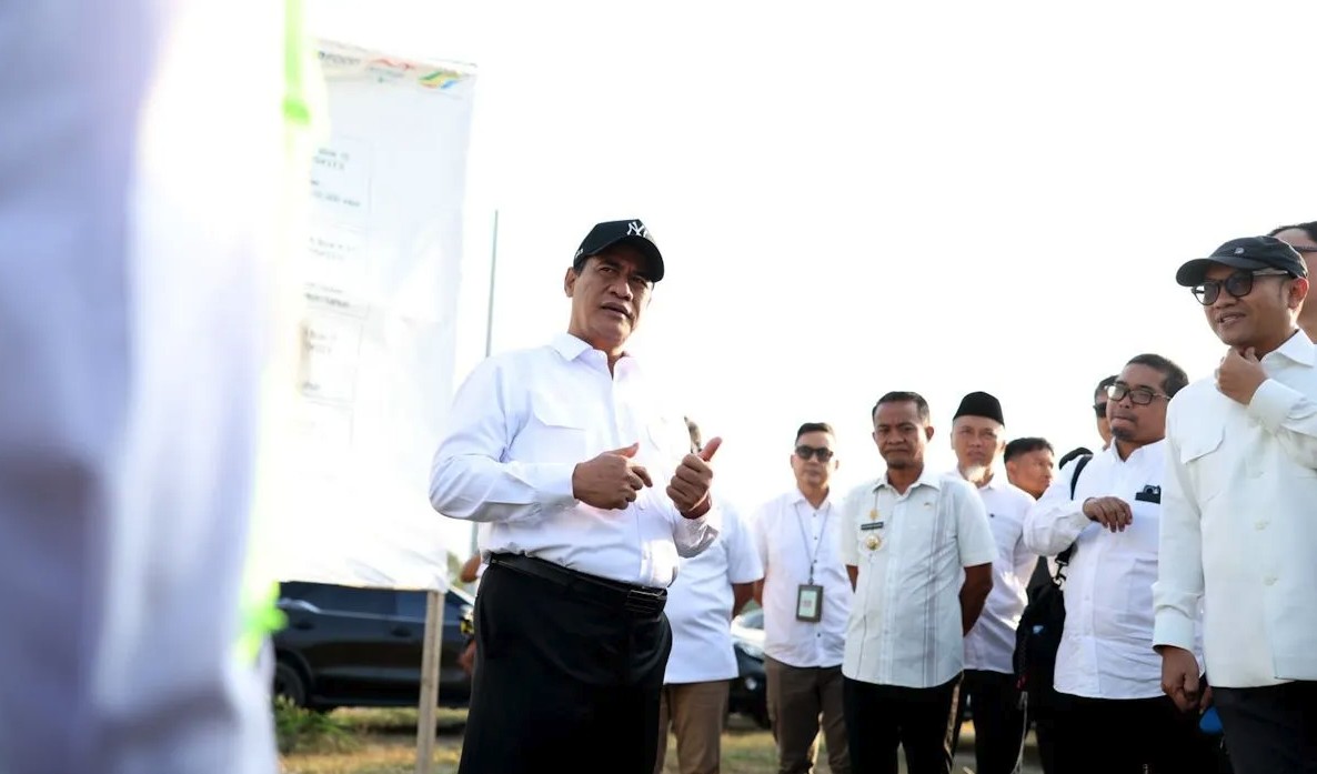Bộ trưởng Nông nghiệp Andi Amran Sulaiman đến thăm công trường xây dựng khu chăn nuôi tích hợp tại làng Mappesangka, Bone, Nam Sulawesi. Ảnh: ANTARA News.