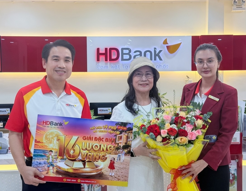 Nữ khách hàng gửi tiết kiệm ở HDBank Kiên Giang trúng thưởng 16 lượng vàng SJC