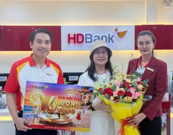 Nữ khách hàng gửi tiết kiệm ở HDBank Kiên Giang trúng thưởng 16 lượng vàng SJC