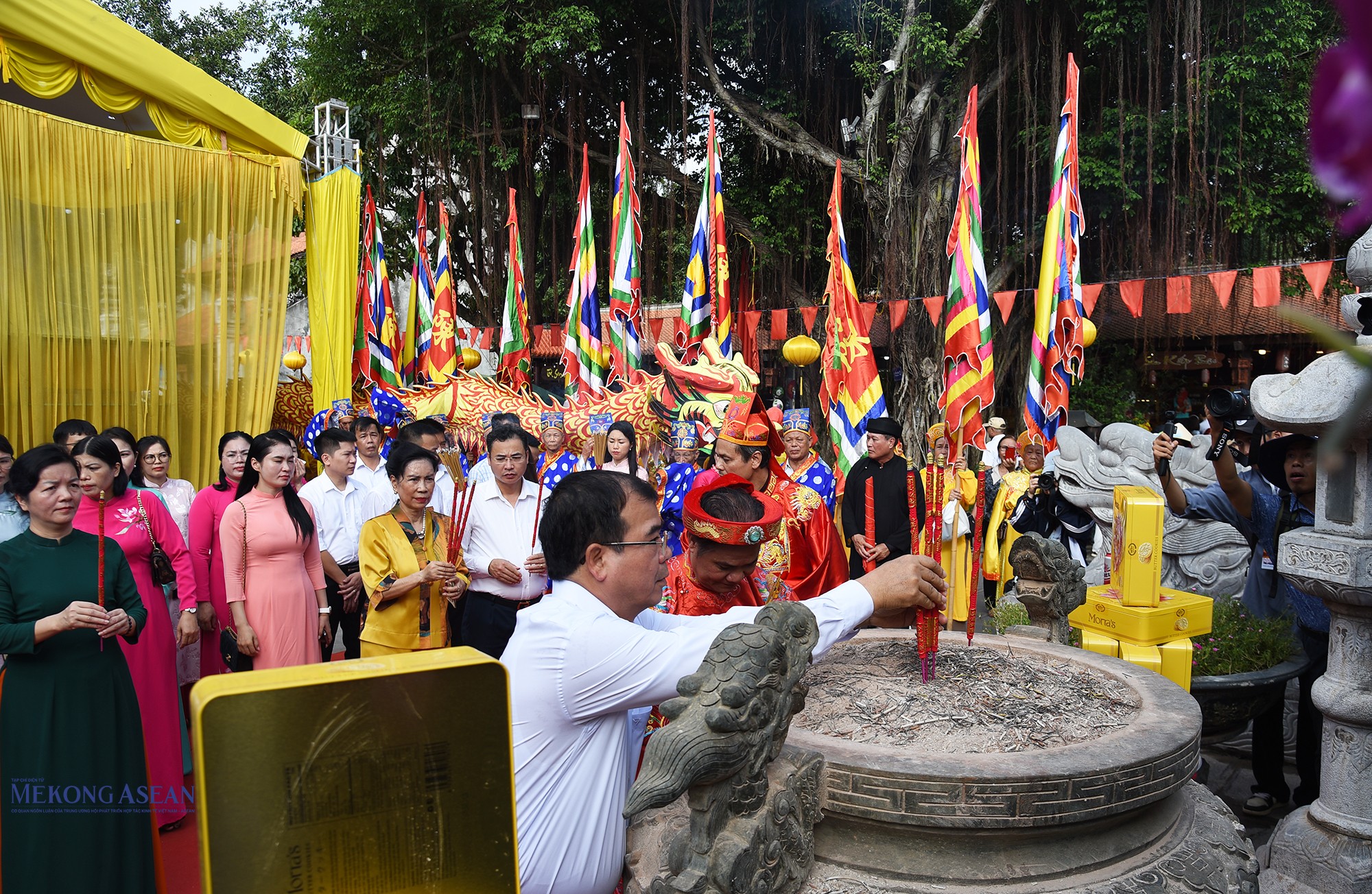 Đại diện lãnh đạo UBND thành phố Hải Phòng, Ban tổ chức lễ hội; lãnh đạo phường Trần Hưng Đạo; cùng các đại biểu thành kính dâng hương tại đền Kiếp Bạc. Ảnh: Phùng Nguyện.