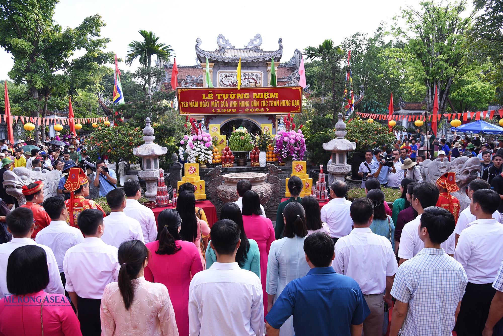 Đại biểu, người dân và du khách thành kính dâng hương tại đền Kiếp Bạc. Ảnh: Phùng Nguyện.