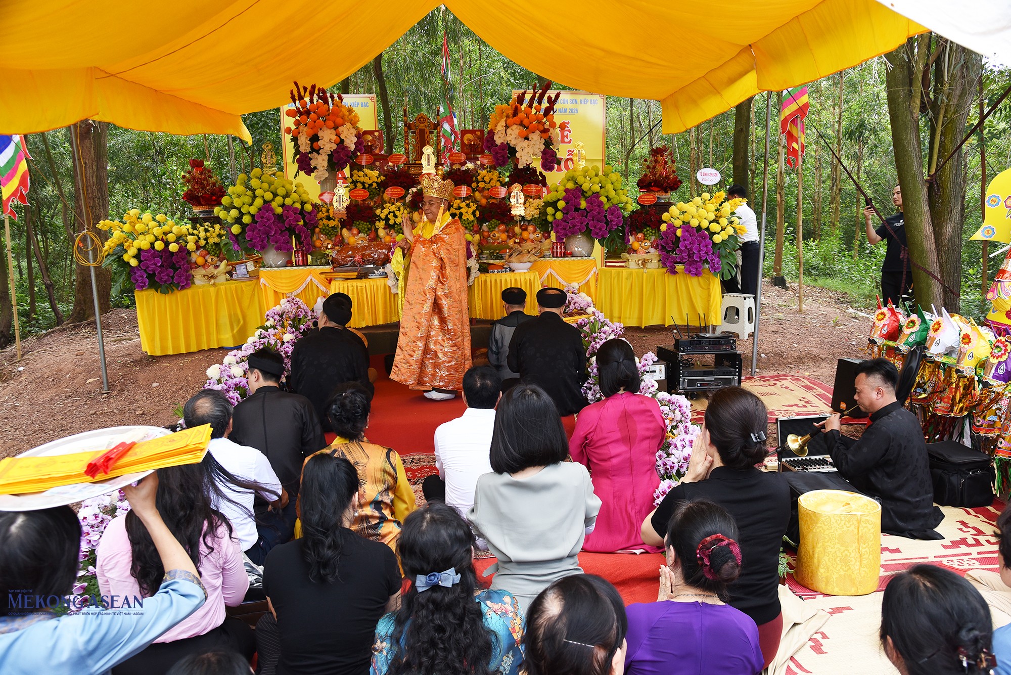 Đại diện Ban tổ chức lễ hội, các đại biểu và nhà sư thực hiện các nghi lễ giỗ Đức Thánh Trần trên núi Mâm Xôi. Ảnh: Phùng Nguyện.