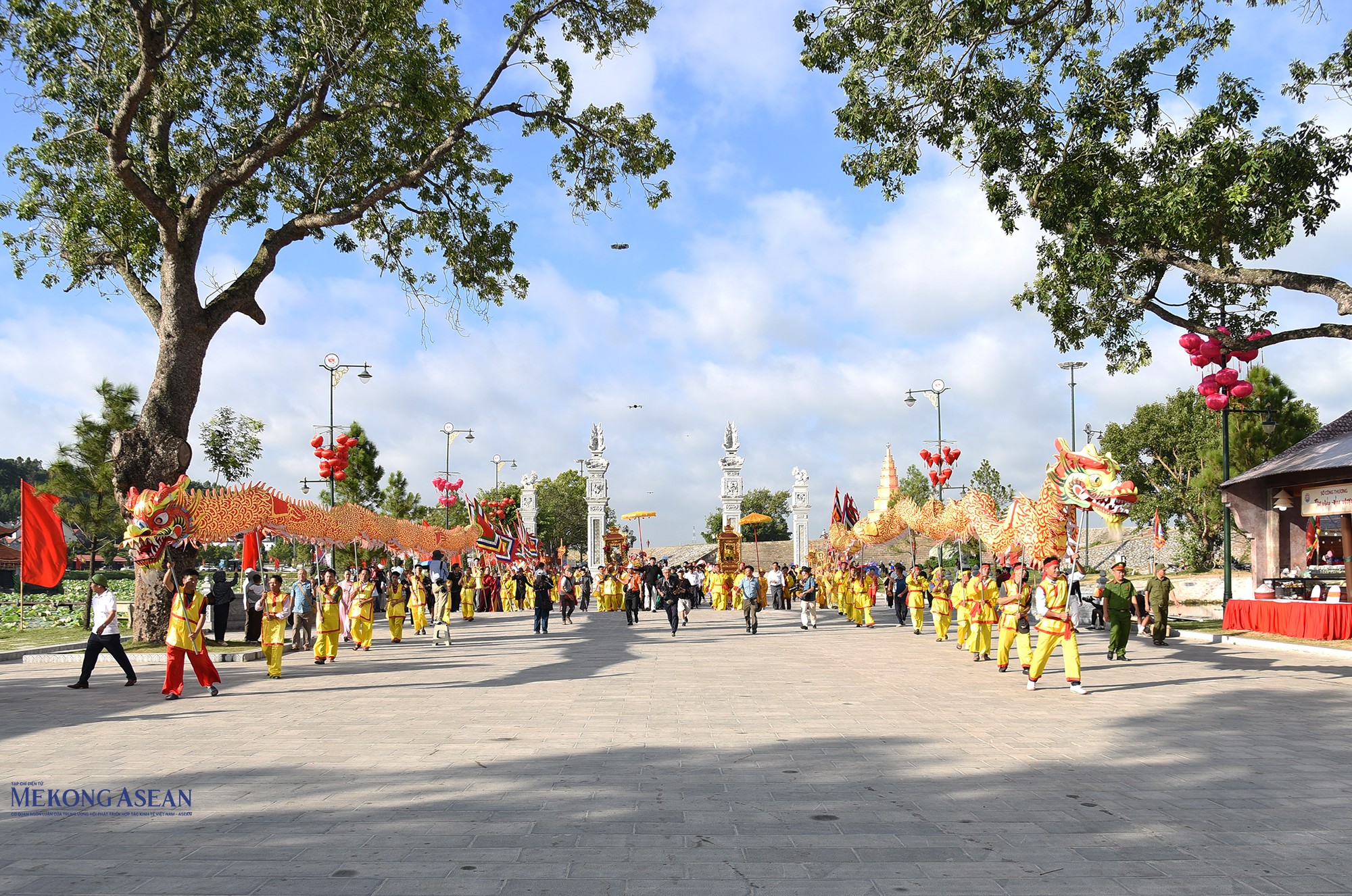 Trước đó, trong sáng nay, các đại biểu, người dân ở phường Trần Hưng Đạo thực hiện lễ rước bộ từ đền Nam Tào và đền Bắc Đẩu tiến về đền Kiếp Bạc. Ảnh: Phùng Nguyện.