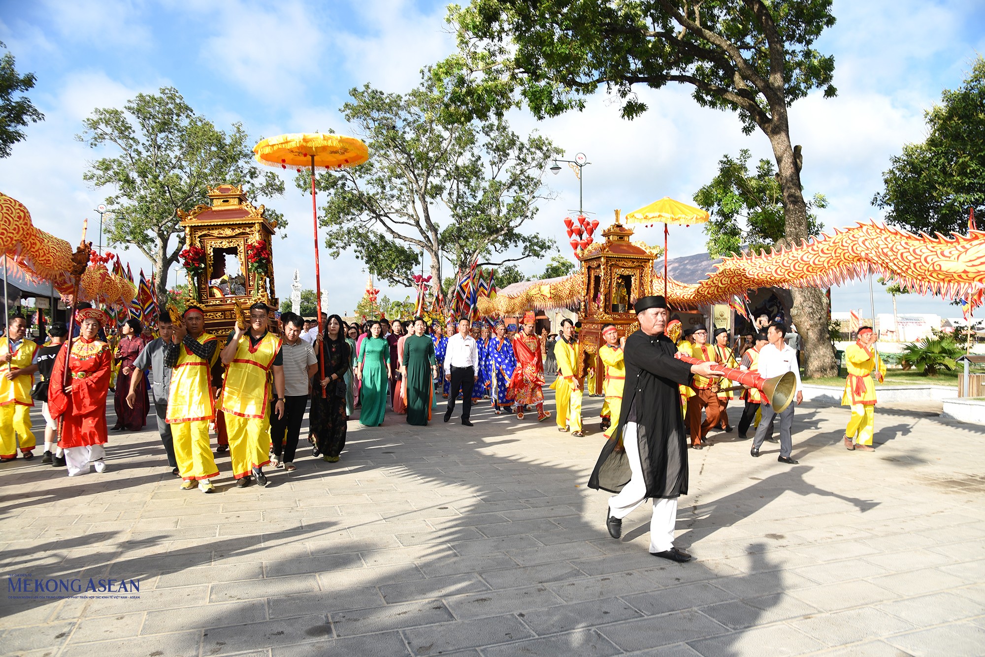 Trong đoàn rước có các đội kiệu, cờ, lọng, bát bửu, lân, rồng, cùng cỗ lễ, các loại bánh đặc trưng của địa phương. Ảnh: Phùng Nguyện.