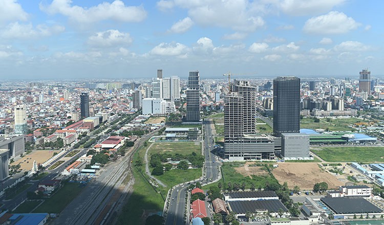 Quỹ Tiền tệ Quốc tế (IMF) cảnh báo các vấn đề như gián đoạn nguồn cung năng lượng, thị trường bất động sản suy yếu có thể ảnh hưởng đến kinh tế Campuchia. Ảnh: Khmer Times