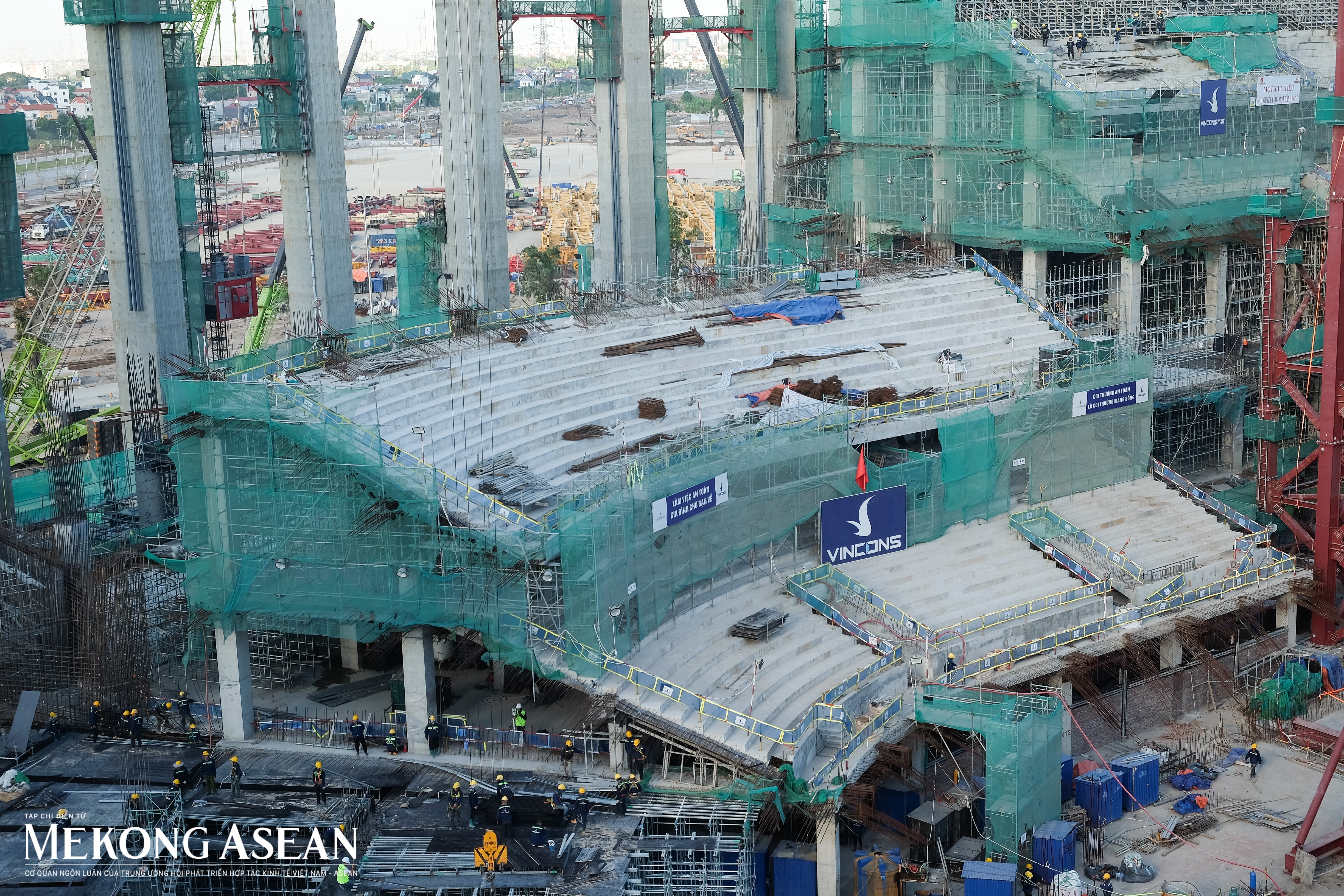 Bên trong công trường sân vận động lớn nhất hành tinh ở Hà Nội