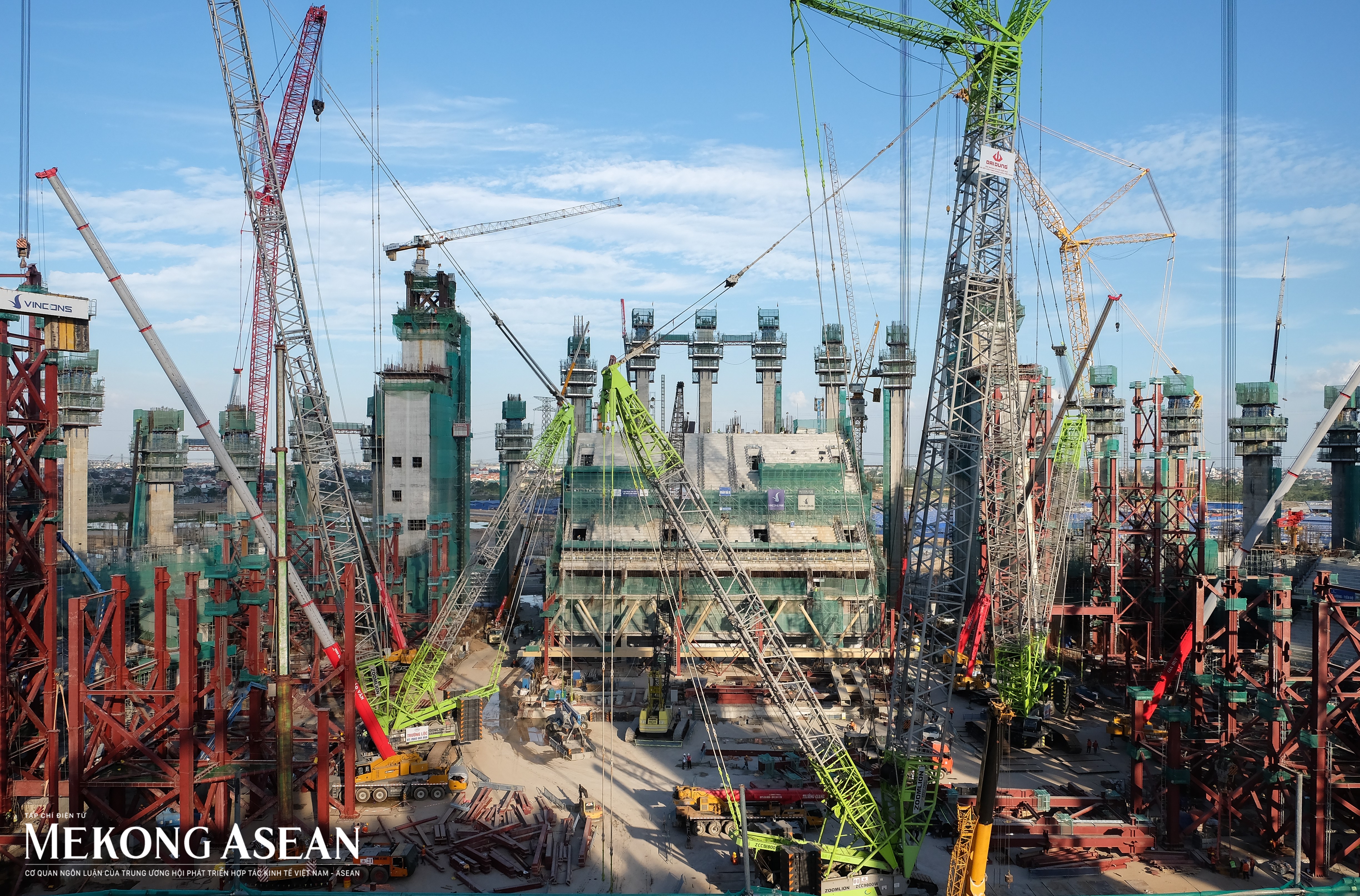 Bên trong công trường sân vận động lớn nhất hành tinh ở Hà Nội