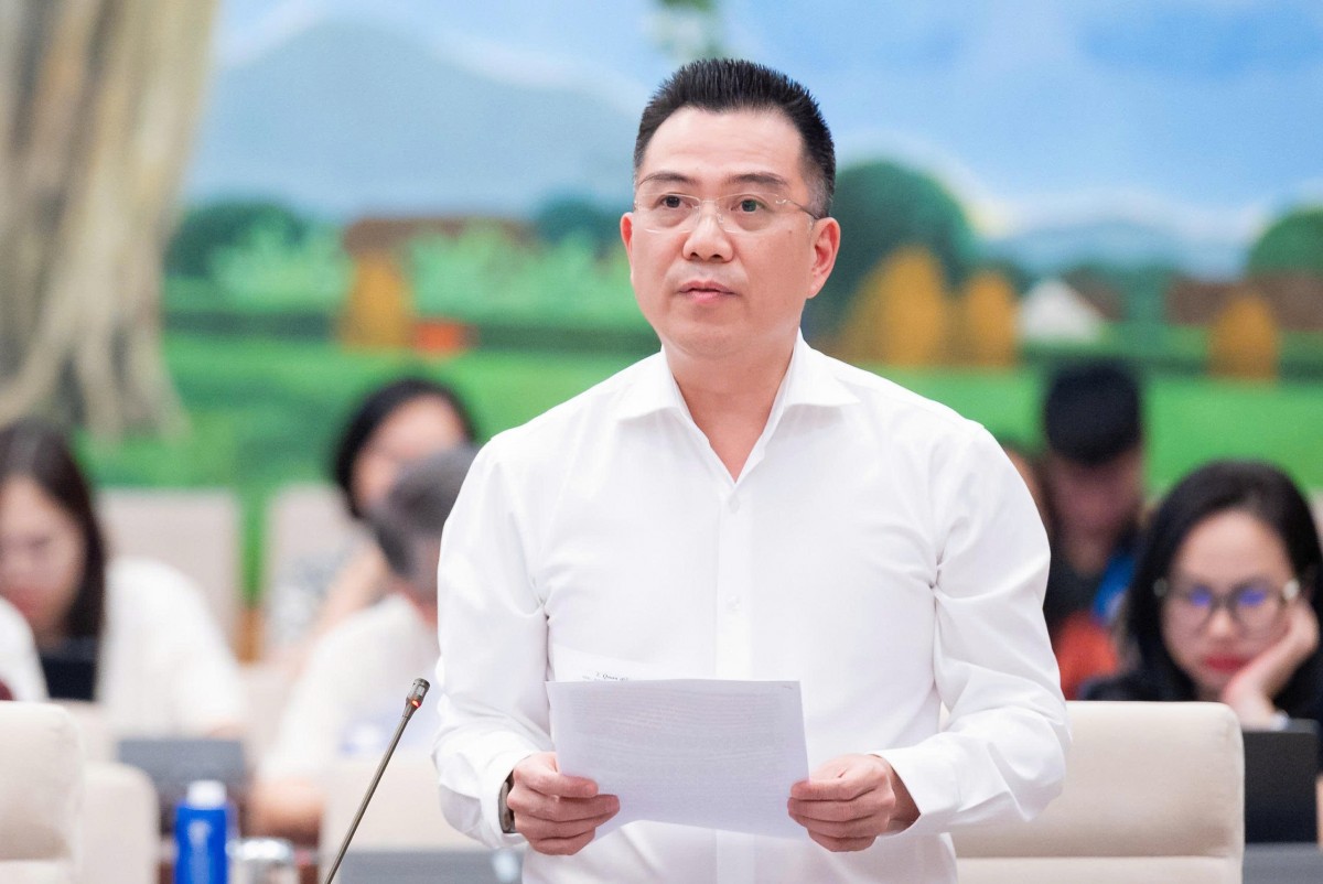 Thứ trưởng Bộ Nông nghiệp và Môi trường Đặng Ngọc Điệp trình bày Báo cáo tóm tắt Dự án Luật Đất đai (sửa đổi) tại Phiên họp