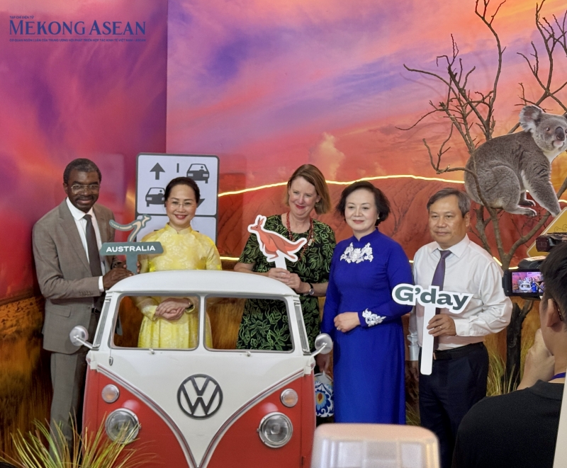 Phó Thủ tướng Phạm Thị Thanh Trà và các đại biểu tham quan các không gian văn hóa quốc gia của các nước tham dự lễ hội