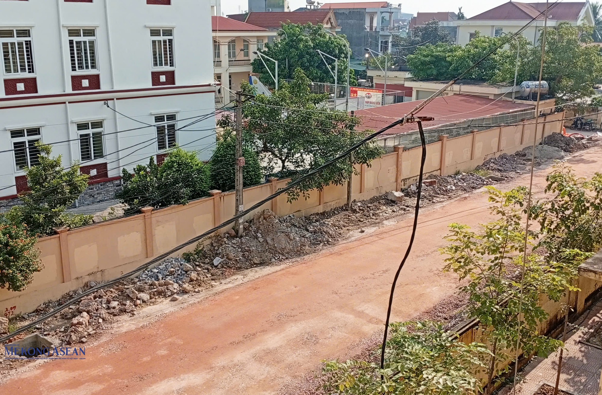 Một dự án giao thông cũng đang được tích cực triển khai trên địa bàn xã Phú Thái. Ảnh: Phùng Nguyện.