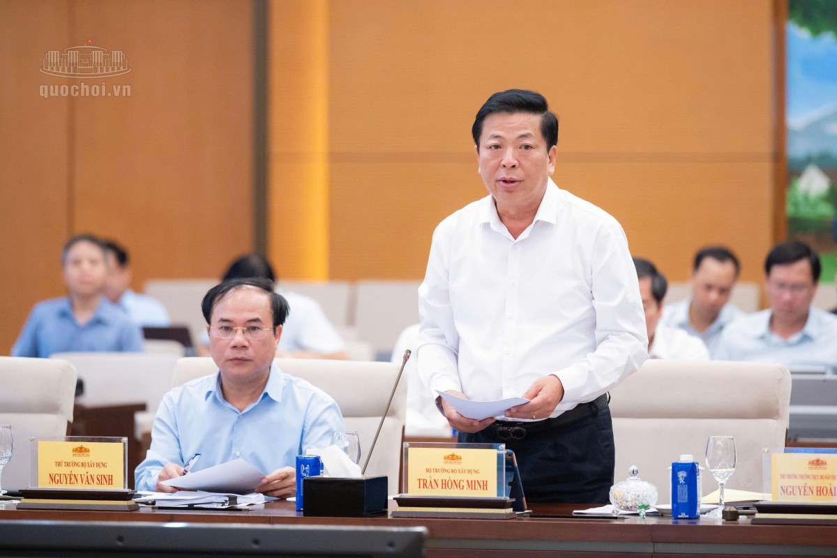Bộ trưởng Bộ Xây dựng Trần Hồng Minh trình bày báo cáo tóm tắt dự án Luật trình Ủy ban Thường vụ Quốc hội