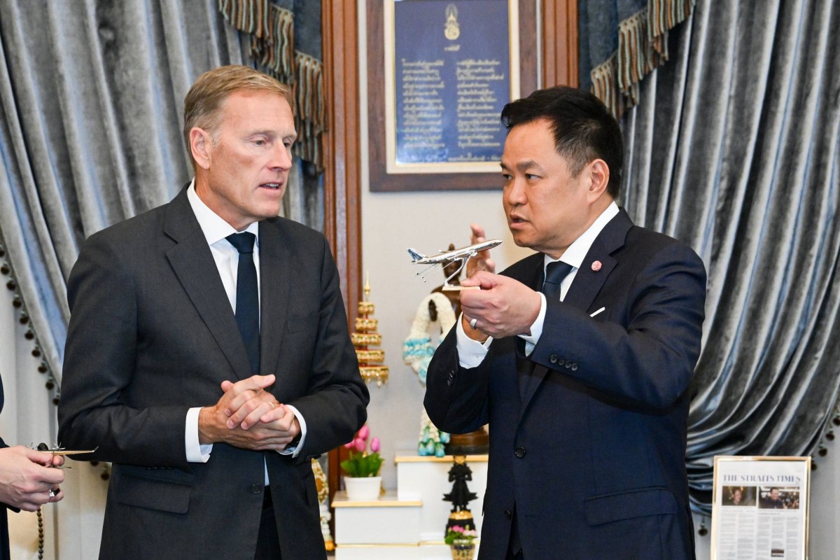 Phó Chủ tịch điều hành phụ trách các vấn đề quốc tế của Airbus, ông Wouter van Wersch, và Thủ tướng Thái Lan Anutin Charnvirakul. Ảnh: Chính phủ Hoàng gia Thái Lan