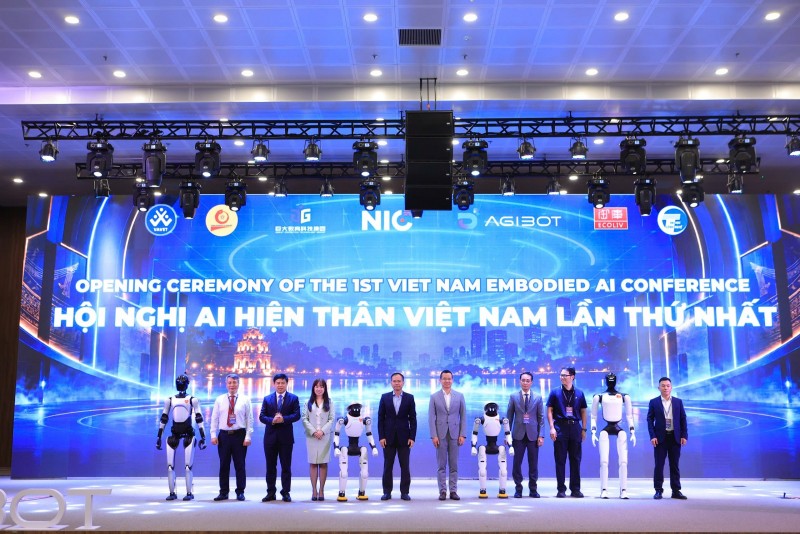 Các đại biểu cùng robot thực hiện nghi thức khai mạc Hội nghị AI hiện thân Việt Nam lần thứ nhất. 