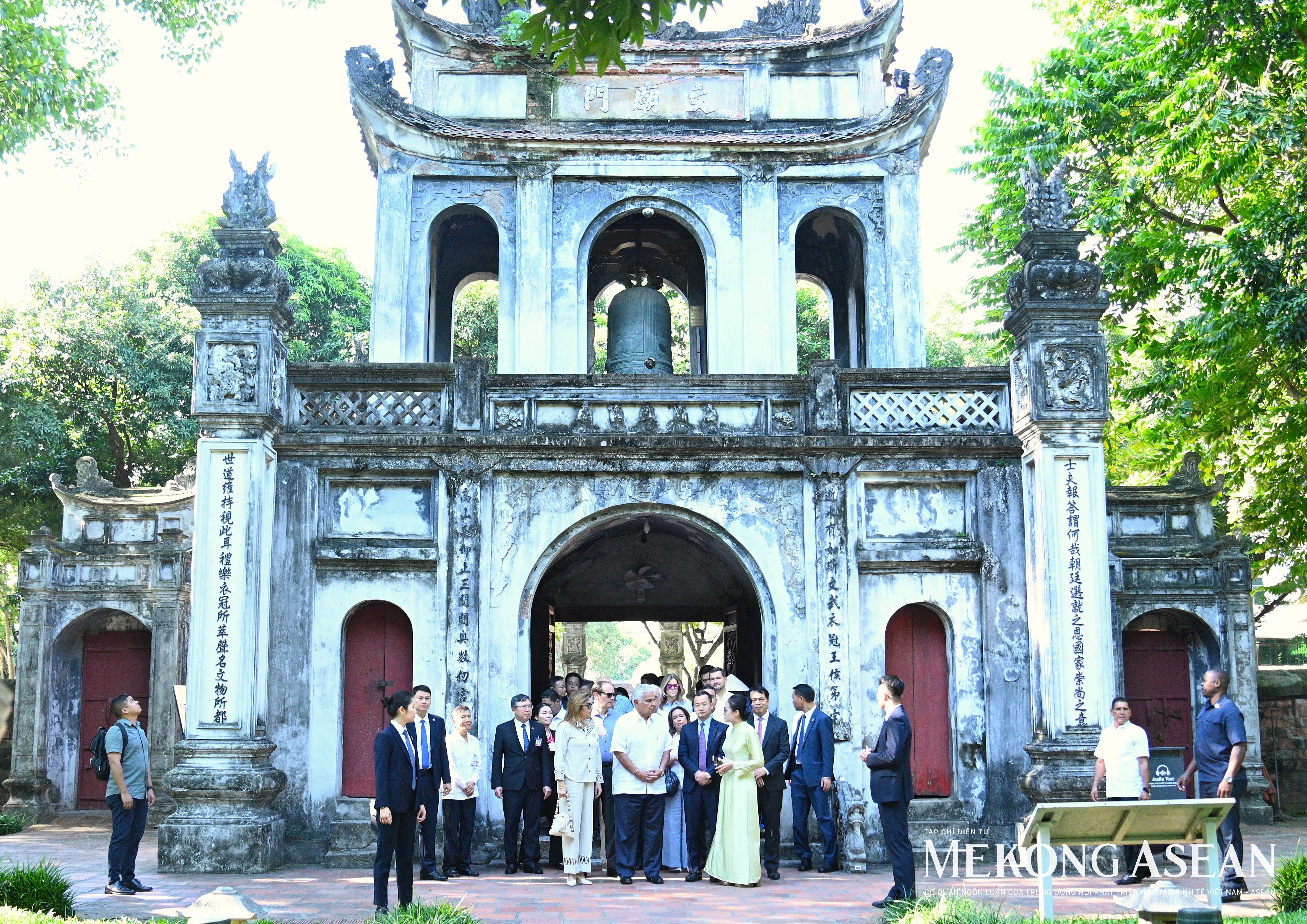 Tổng thống Panama và Phu nhân tham quan không gian văn hiến tại Văn Miếu - Quốc Tử Giám