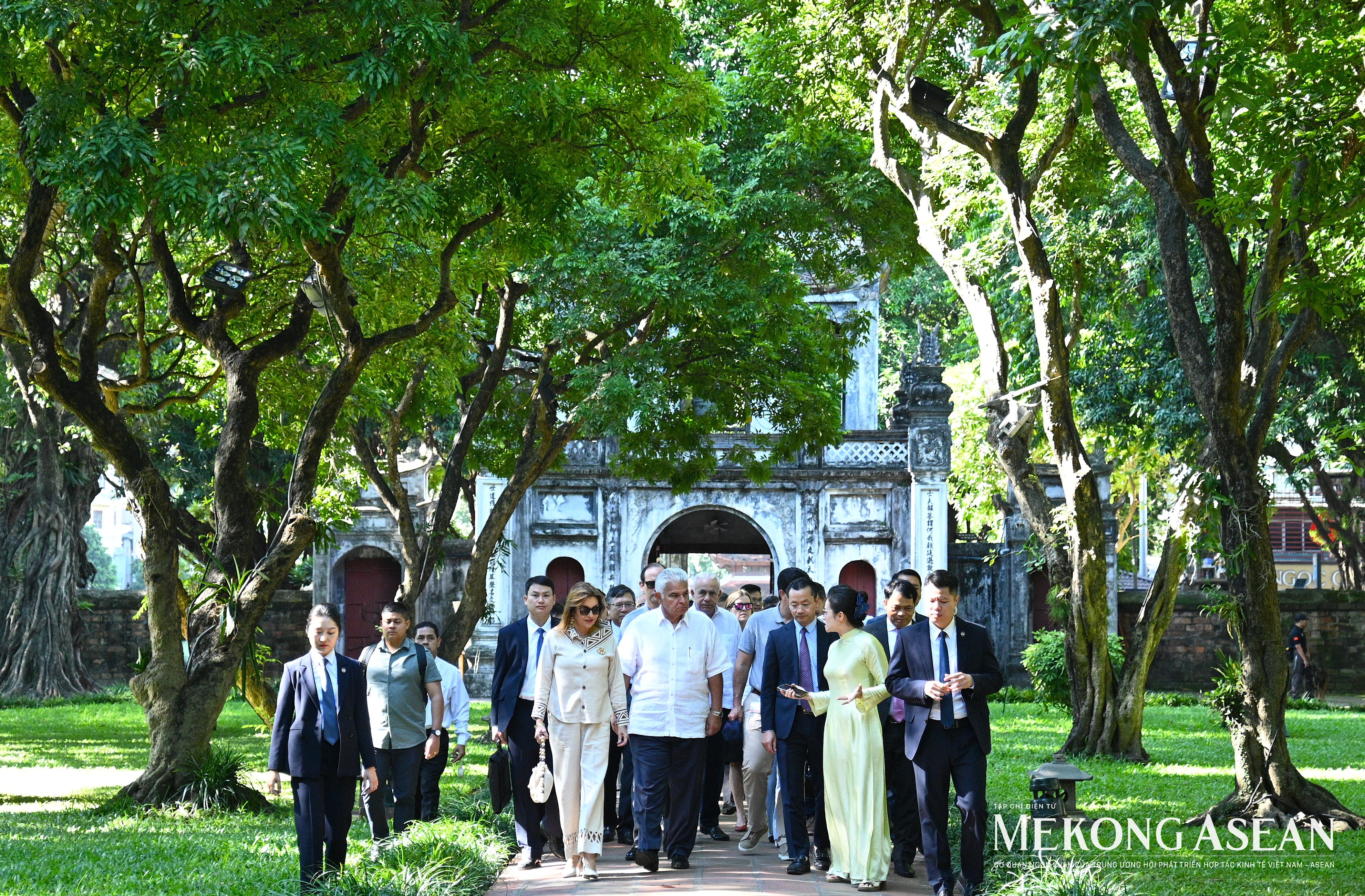 Tổng thống Panama và Phu nhân tham quan không gian văn hiến tại Văn Miếu - Quốc Tử Giám