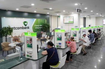 Dự báo lợi nhuận ngân hàng: Vietcombank dẫn đầu, Sacombank giảm gần 50%