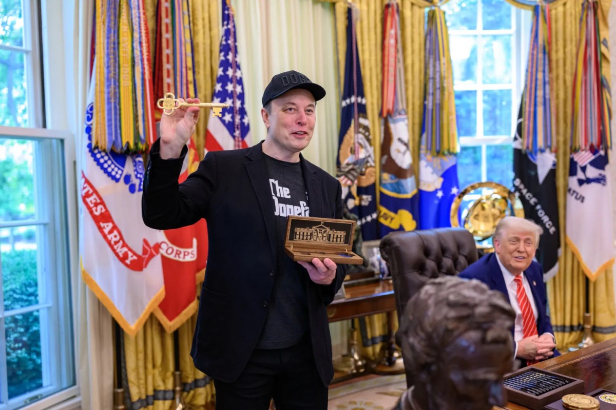 Tỷ phú Elon Musk được Tổng thống Donald Trump trao tặng chìa khóa vàng Nhà Trắng vào tháng 5/2025. Ảnh: Nhà Trắng