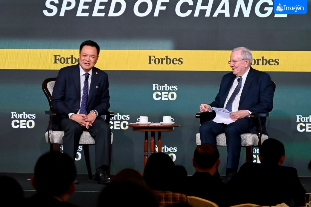 Thủ tướng Thái Lan Anutin Charnvirakul (trái) và Tổng biên tập Forbes, ông Steve Forbes ngày 7/10. Ảnh: X/@thaigov1 (tài khoản X của Chính phủ Thái Lan)