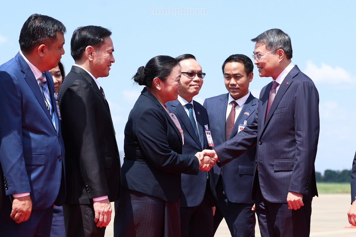 Quan chức Lào đón Thủ tướng Chính phủ Lê Minh Hưng tại sân bay. Ảnh: VGP