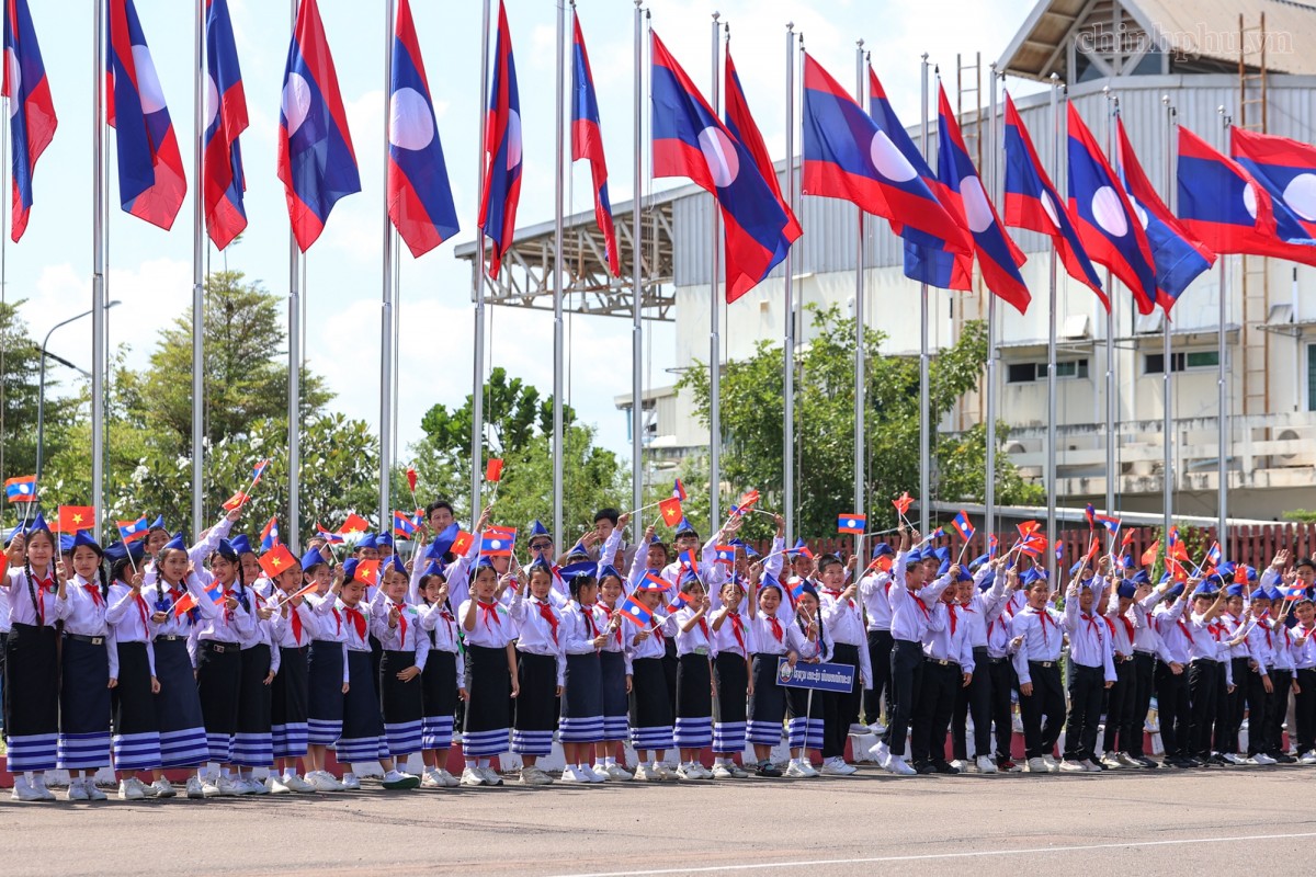 Các em học sinh Lào đón chào Thủ tướng Chính phủ Lê Minh Hưng. Ảnh: 