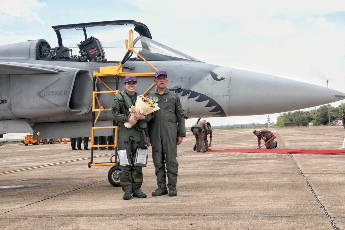 Quốc vương Maha Vajiralongkorn tặng hoa cho Hoàng hậu Suthida sau khi bà hoàn thành chuyến bay. Ảnh: Không quân Hoàng gia Thái Lan