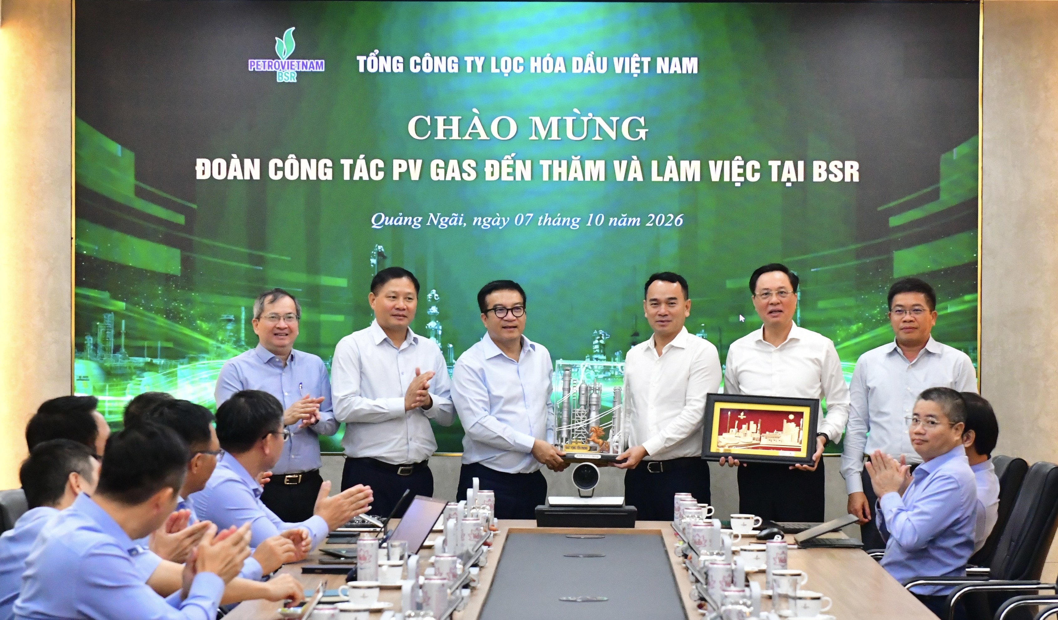 Lãnh đạo BSR trao quà lưu niệm cho lãnh đạo PV GAS