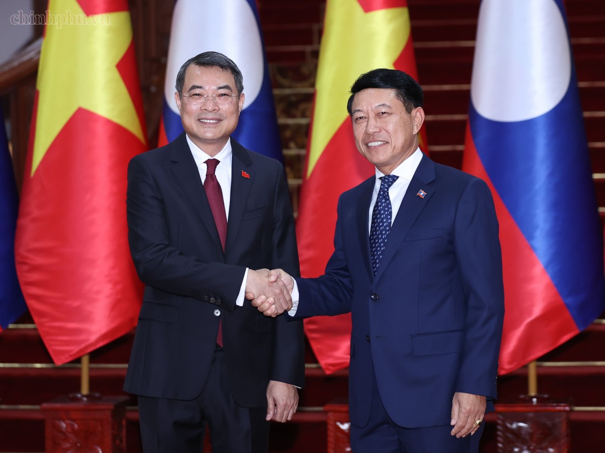 Thủ tướng Lê Minh Hưng và Thủ tướng Lào Saleumxay Kommasith. Ảnh: VGP
