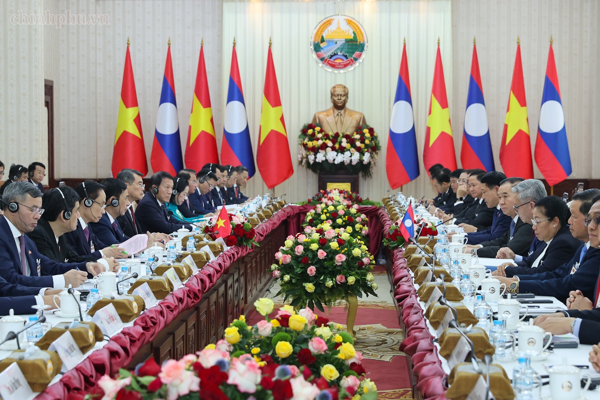 Thủ tướng Lê Minh Hưng và Thủ tướng Saleumxay Kommasith tiến hành hội đàm - Ảnh: