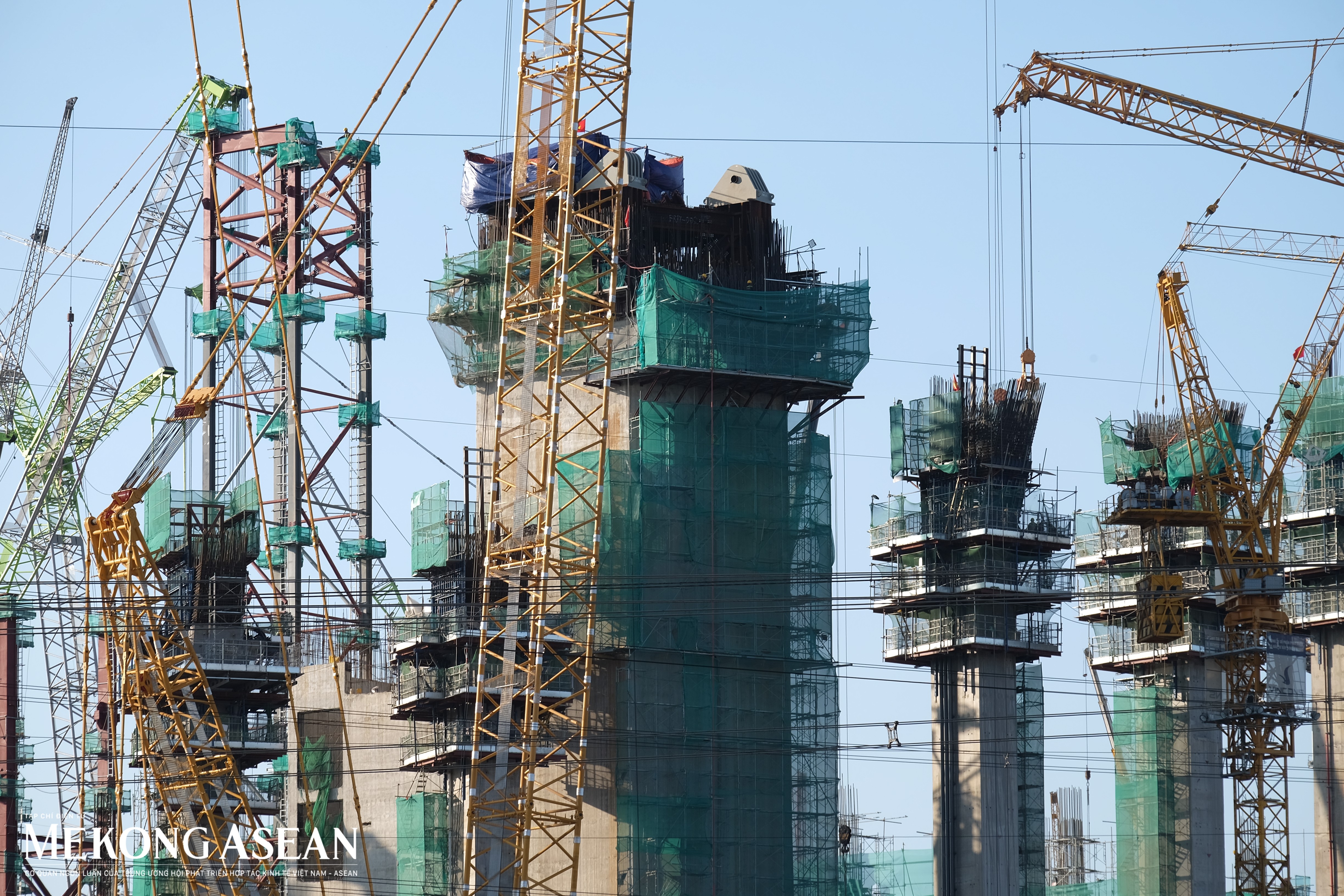 Bên trong công trường sân vận động lớn nhất thế giới ở Hà Nội